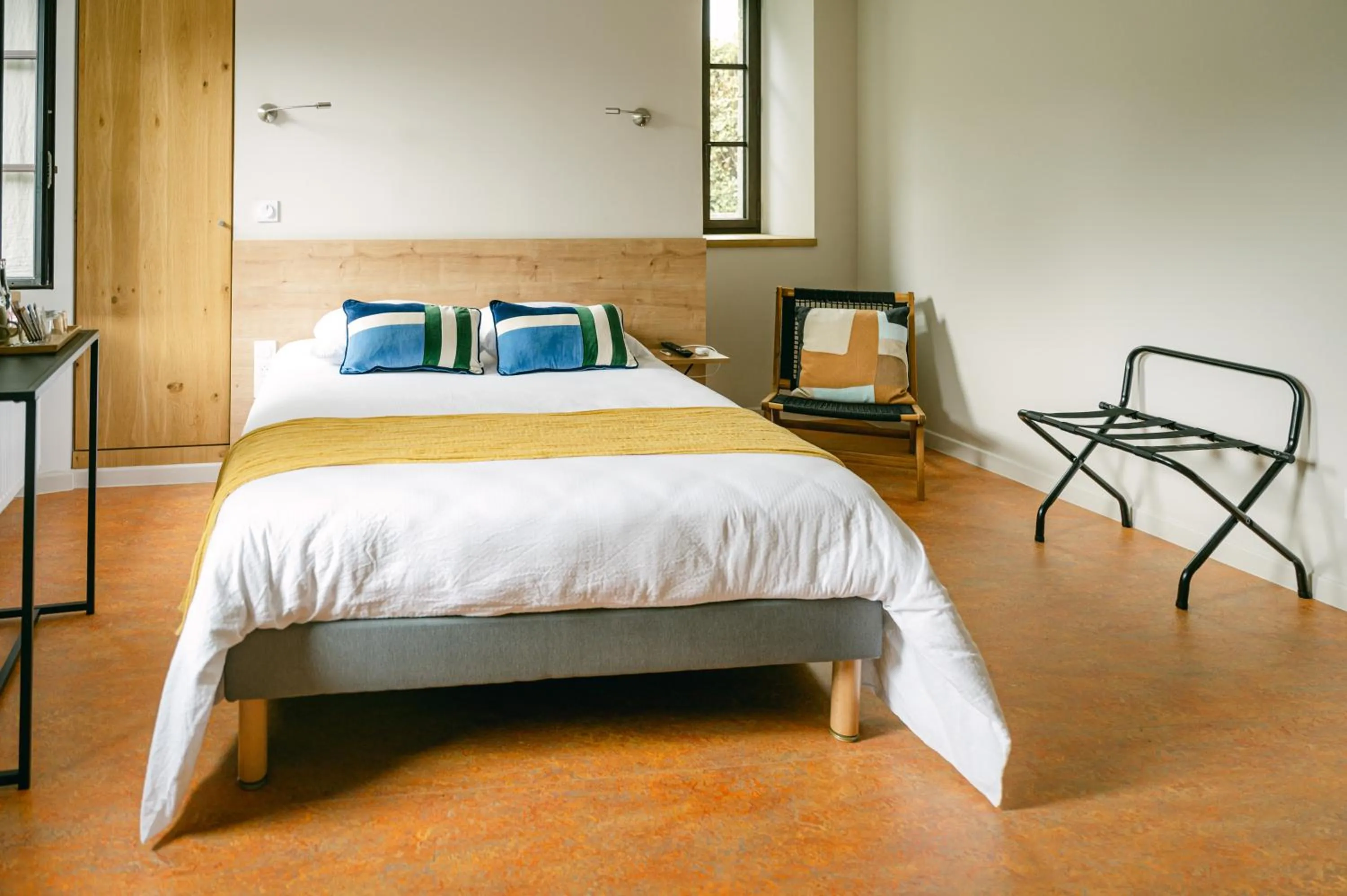 Bed in Logis hôtel restaurant l'Argence