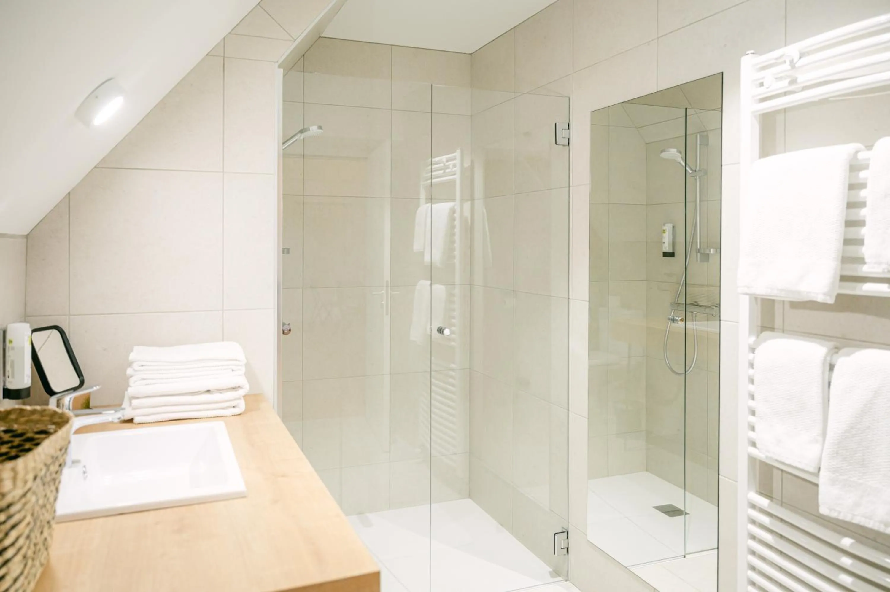 Bathroom in Logis hôtel restaurant l'Argence