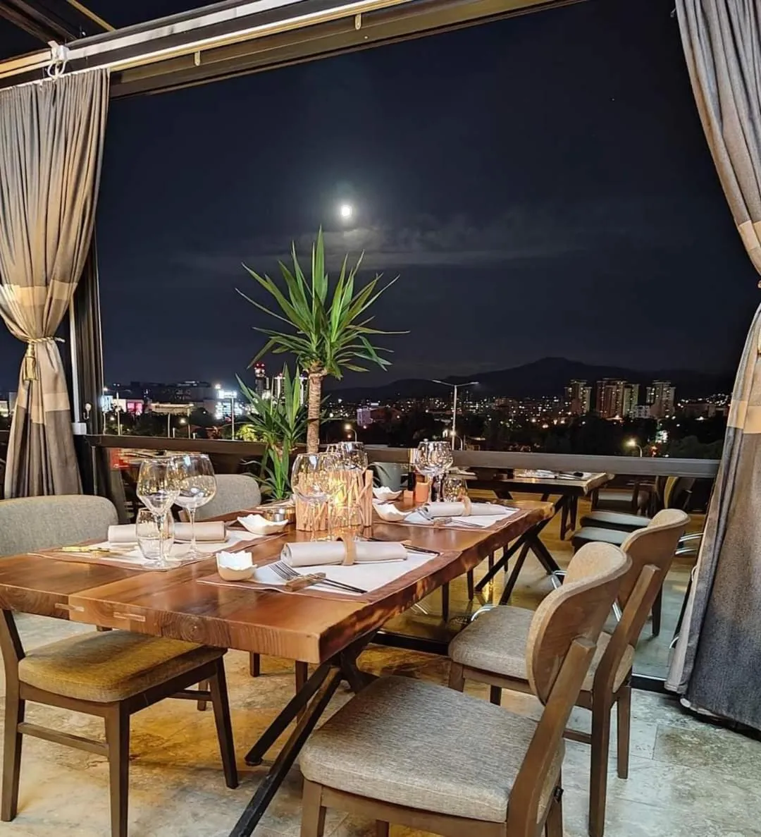 Restaurant/places to eat in Austrian Palace Hotel