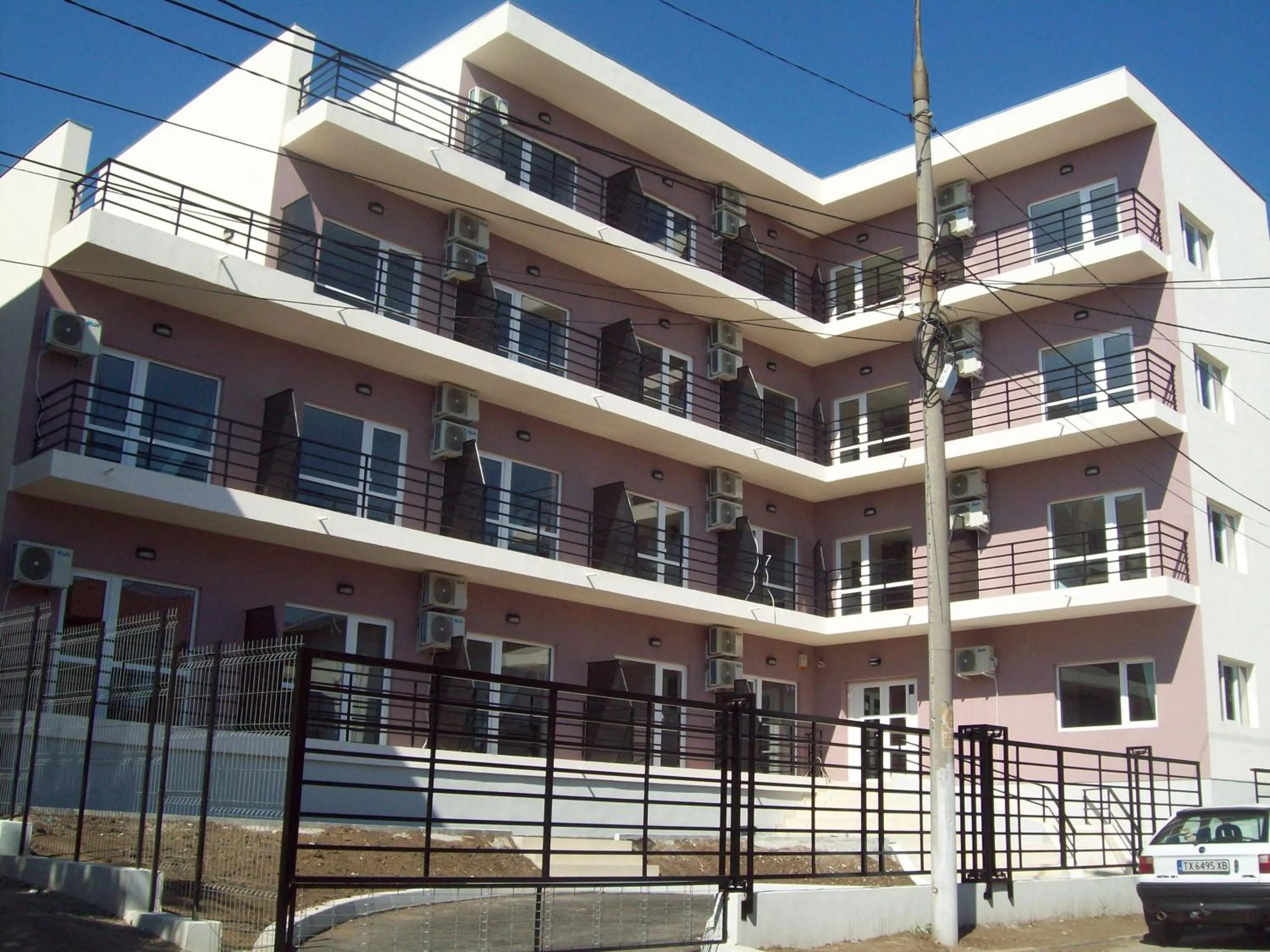 Facade/entrance in Raul