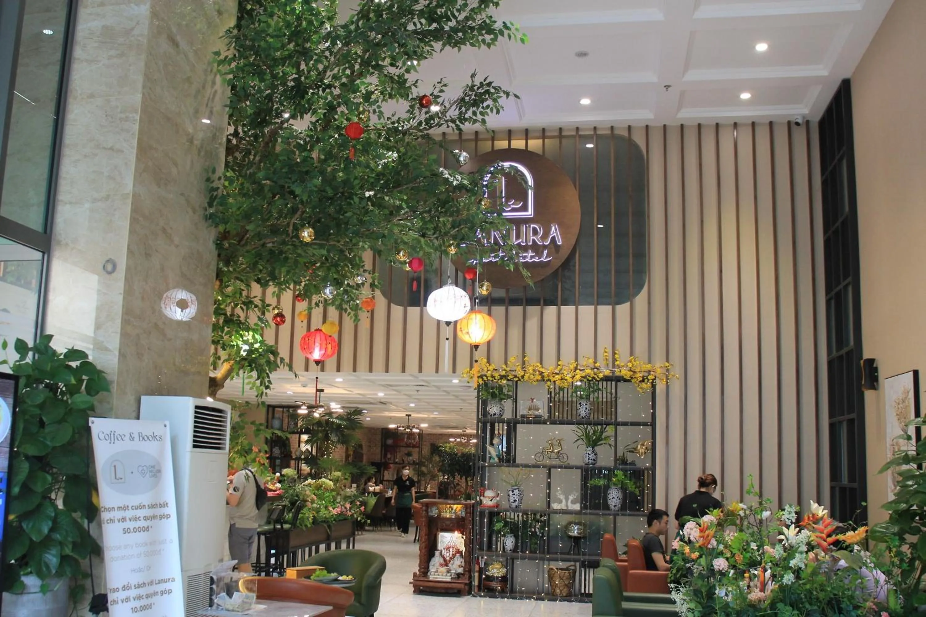 Restaurant/places to eat in Lanura Apartments and Hotel