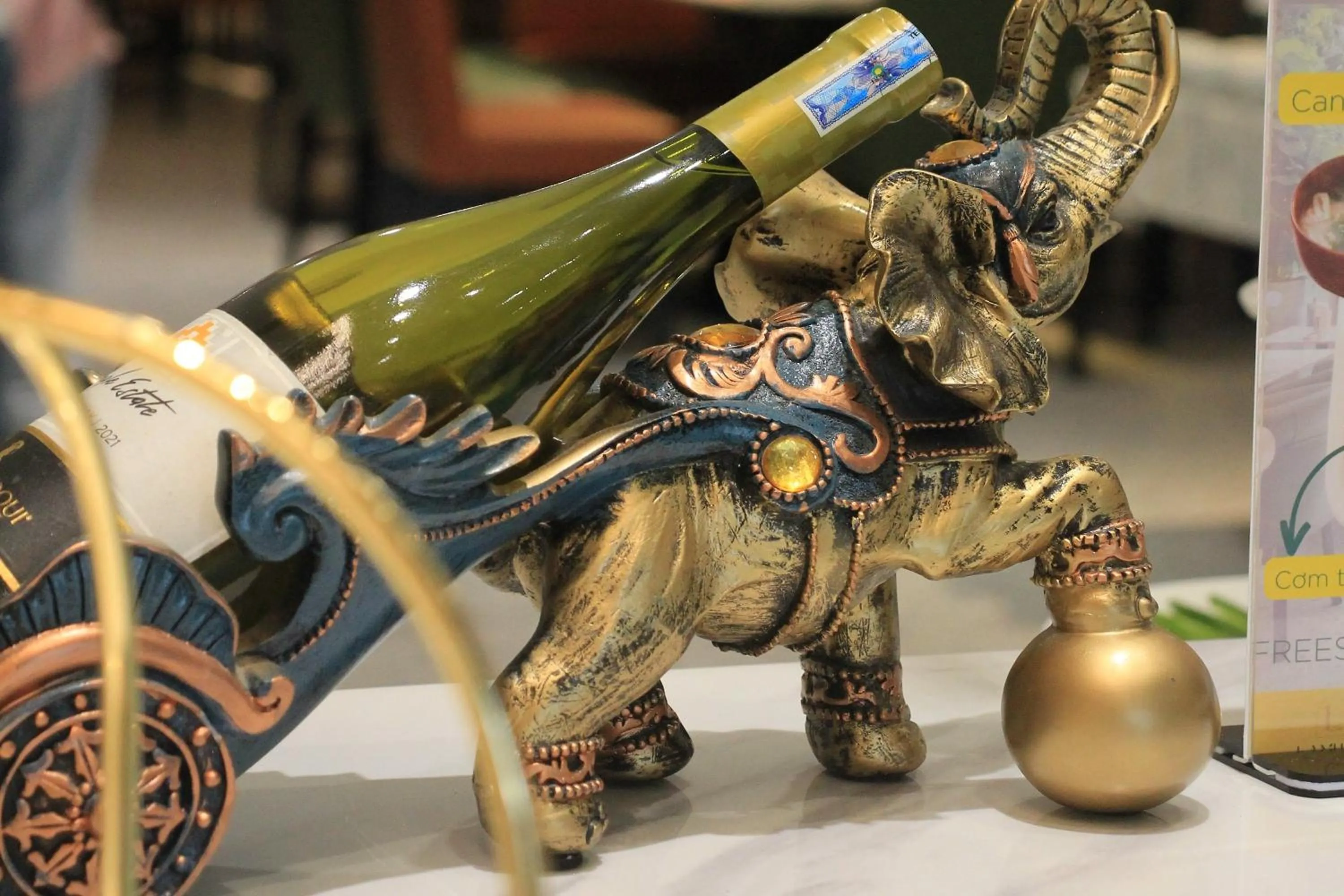 Restaurant/places to eat in Lanura Apartments and Hotel