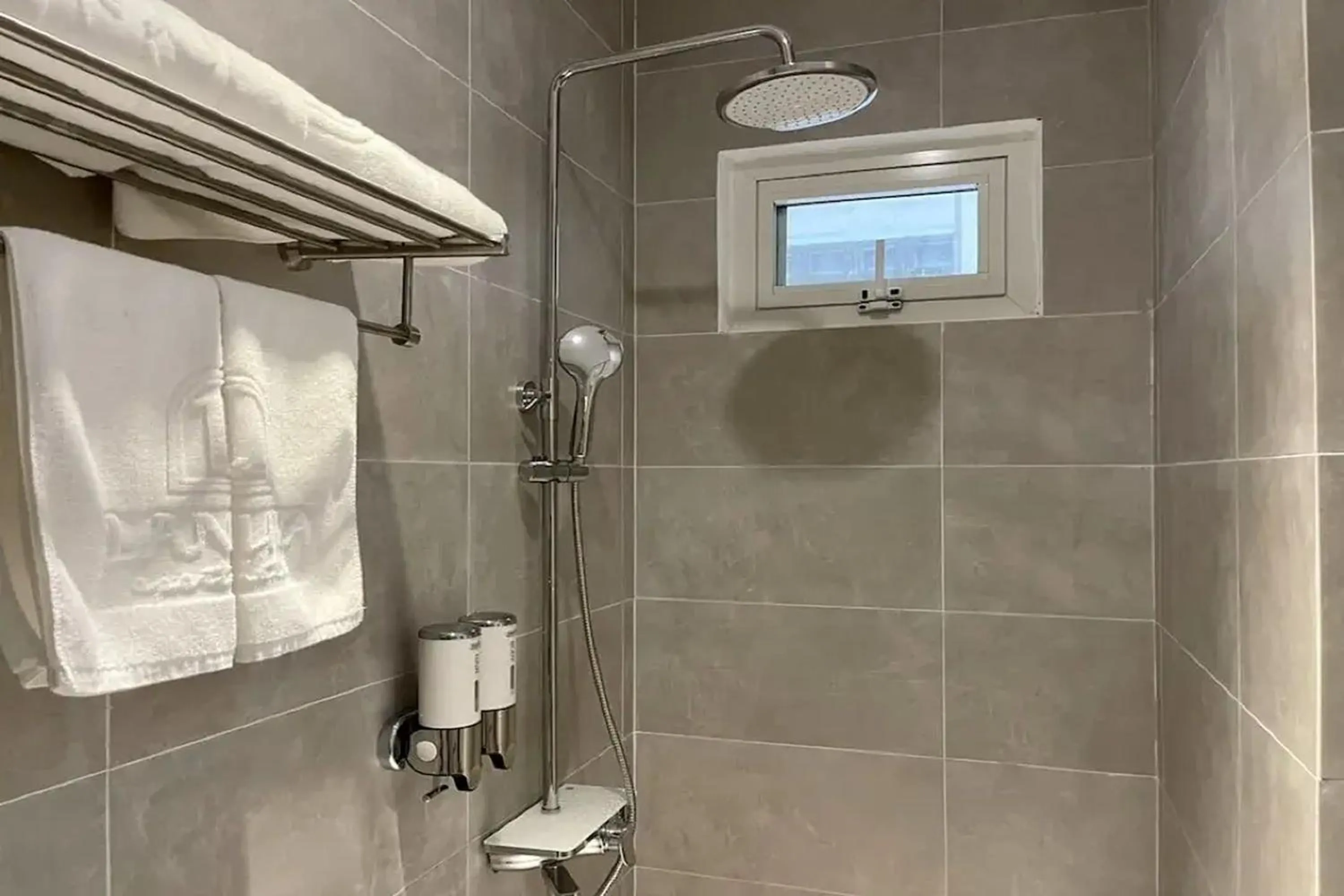 Bathroom in Lanura Apartments and Hotel