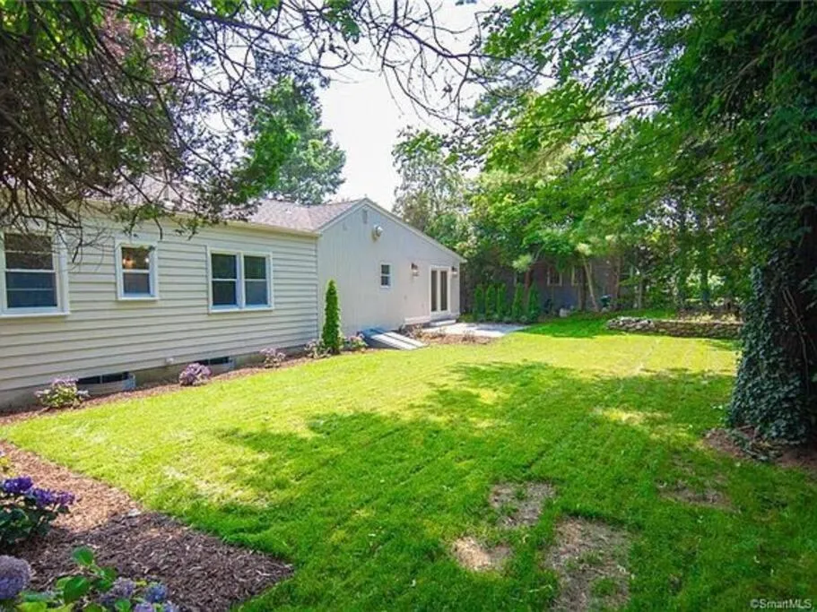 Property building in Shore Drive - 2 Bedroom/2 Bath/Bunk/Queen Oasis