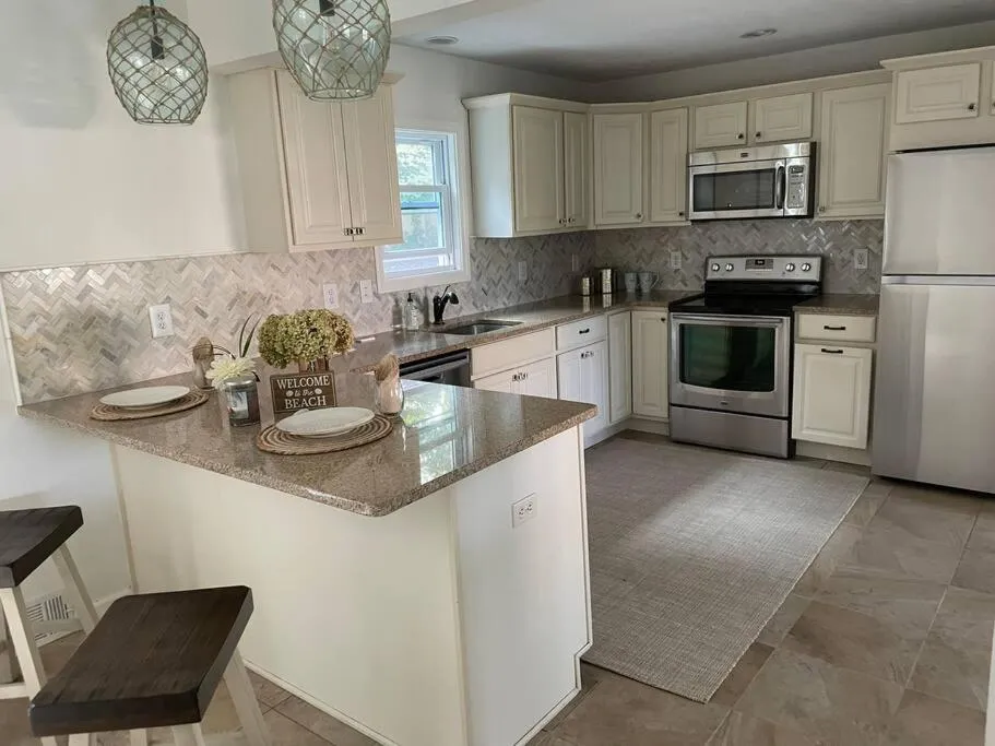 Kitchen or kitchenette in Shore Drive - 2 Bedroom/2 Bath/Bunk/Queen Oasis