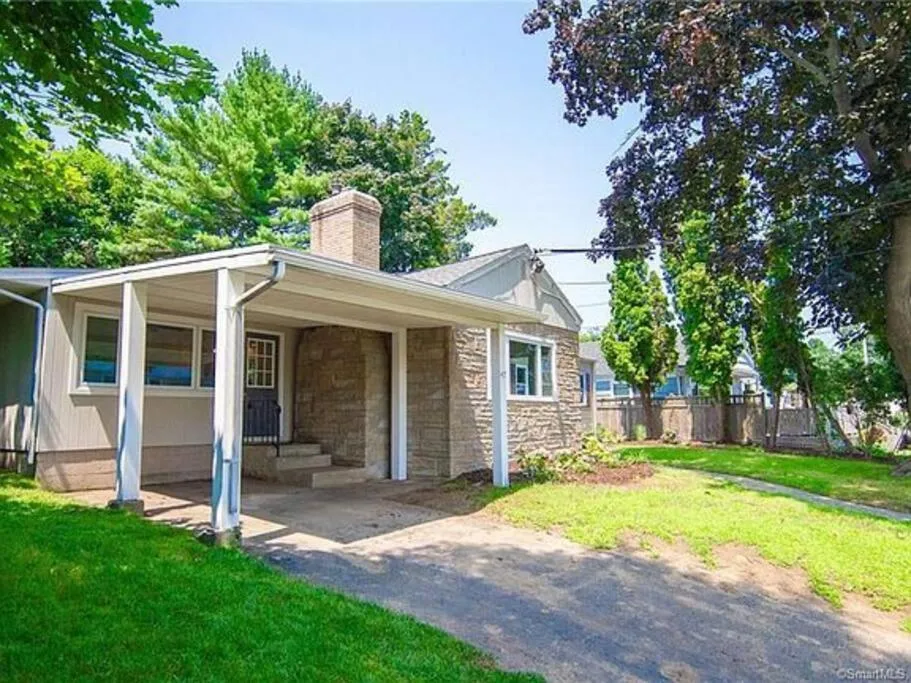 Property building in Shore Drive - 2 Bedroom/2 Bath/Bunk/Queen Oasis