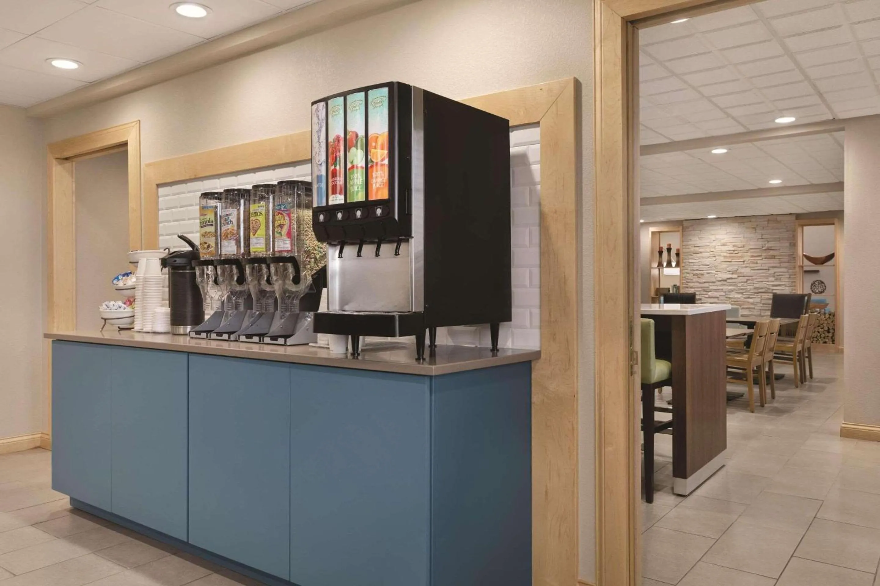 Breakfast in Country Inn & Suites by Radisson, Fairborn South, OH