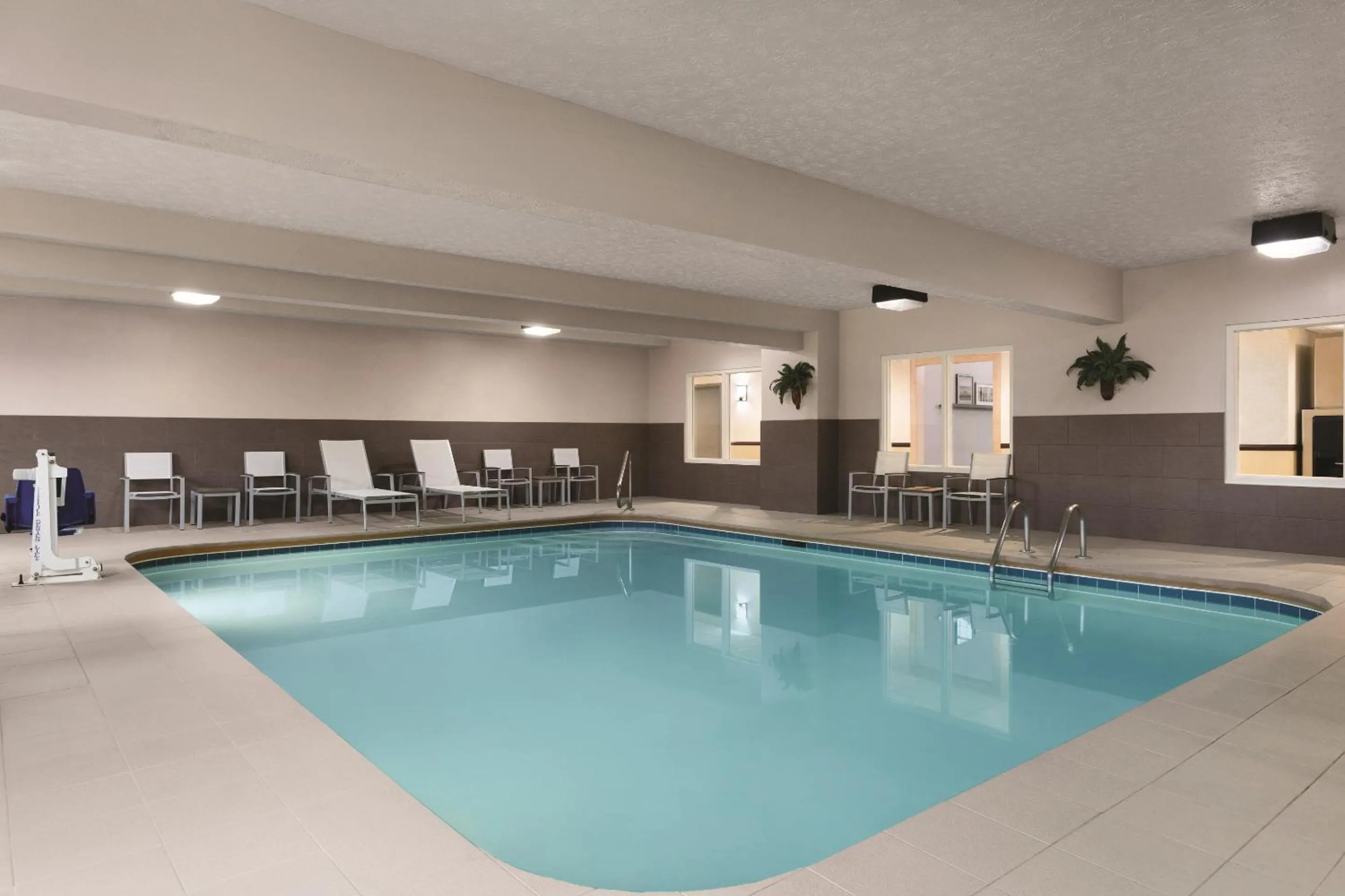 Swimming pool in Country Inn & Suites by Radisson, Fairborn South, OH