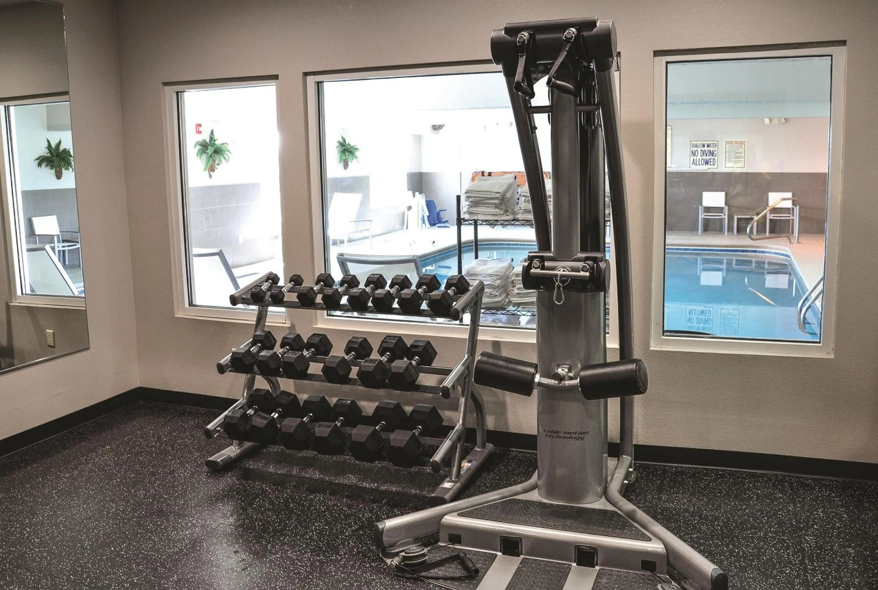 Fitness centre/facilities in Country Inn & Suites by Radisson, Fairborn South, OH