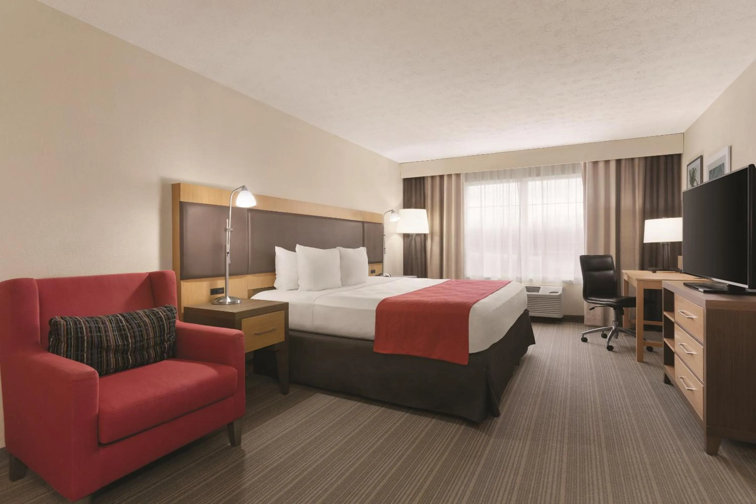 Photo of the whole room, Bed in Country Inn & Suites by Radisson, Fairborn South, OH