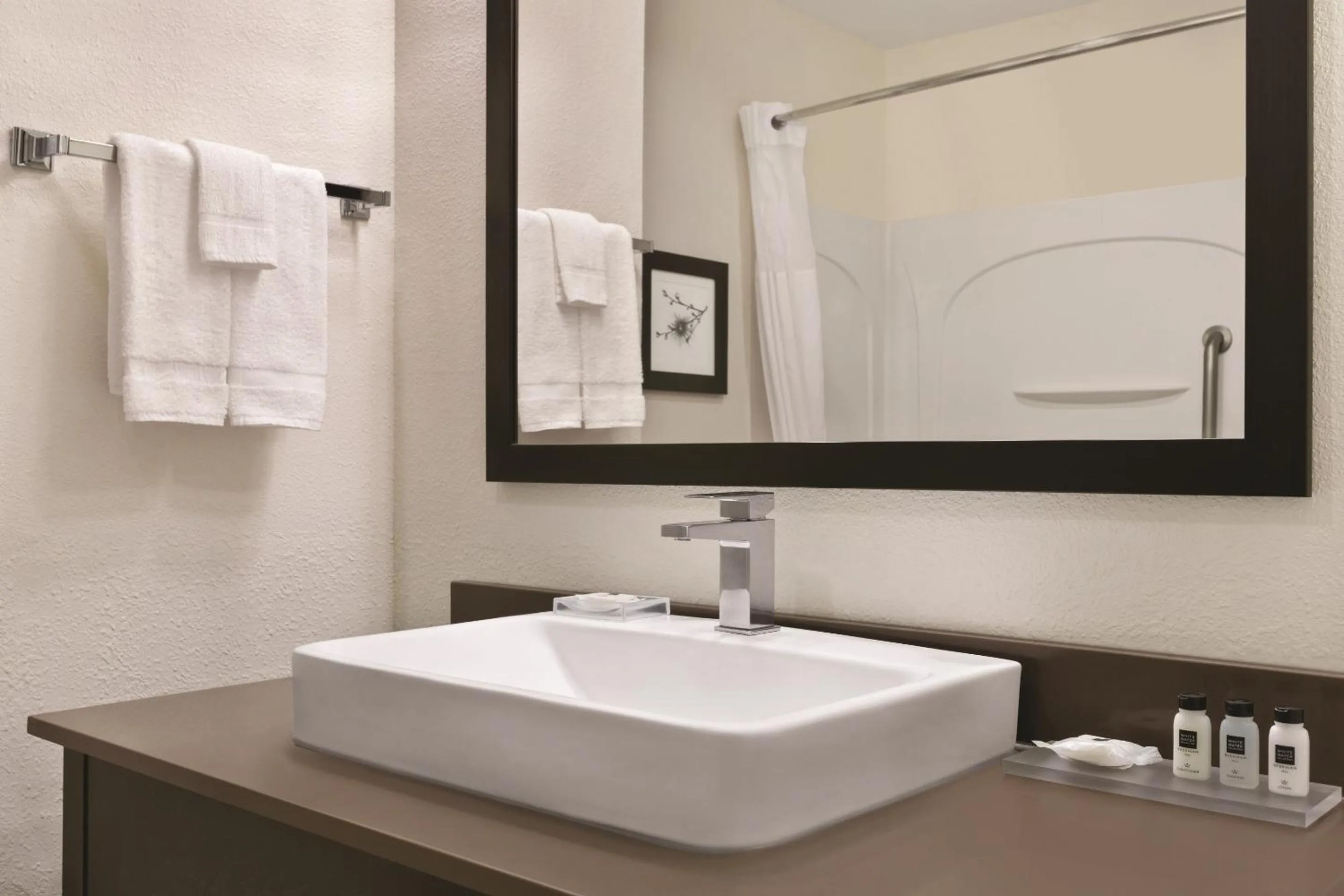 Bathroom in Country Inn & Suites by Radisson, Fairborn South, OH