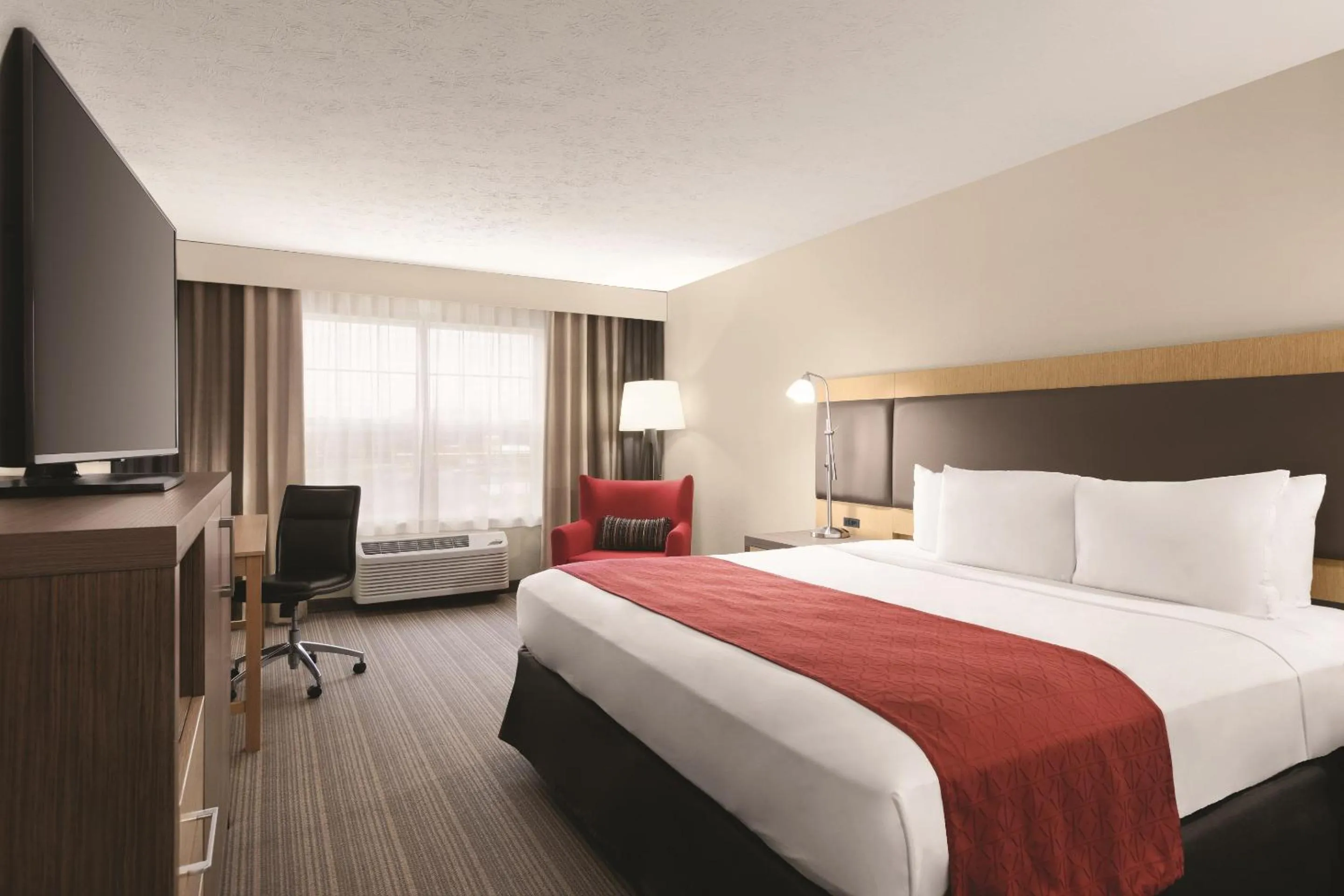 Photo of the whole room, Bed in Country Inn & Suites by Radisson, Fairborn South, OH