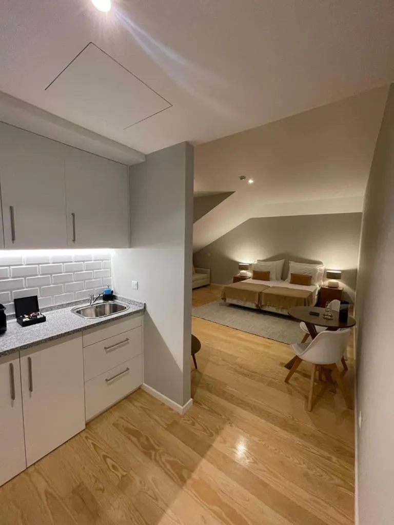 Kitchen or kitchenette, Bed in PIER HOUSE Accommodation