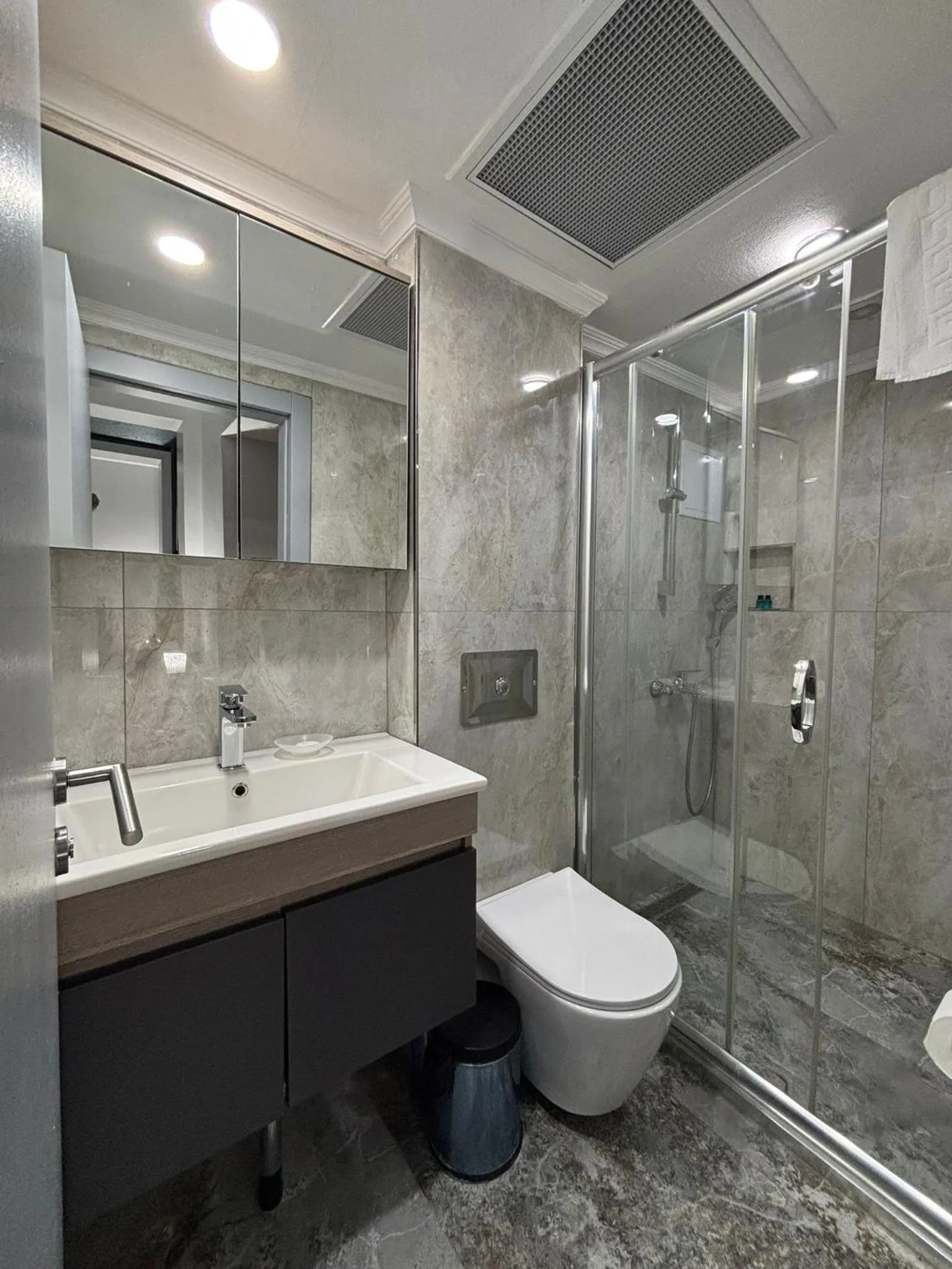 Bathroom in Lapis Inn Hotel & Spa ( Ex. Ambassador Hotel)