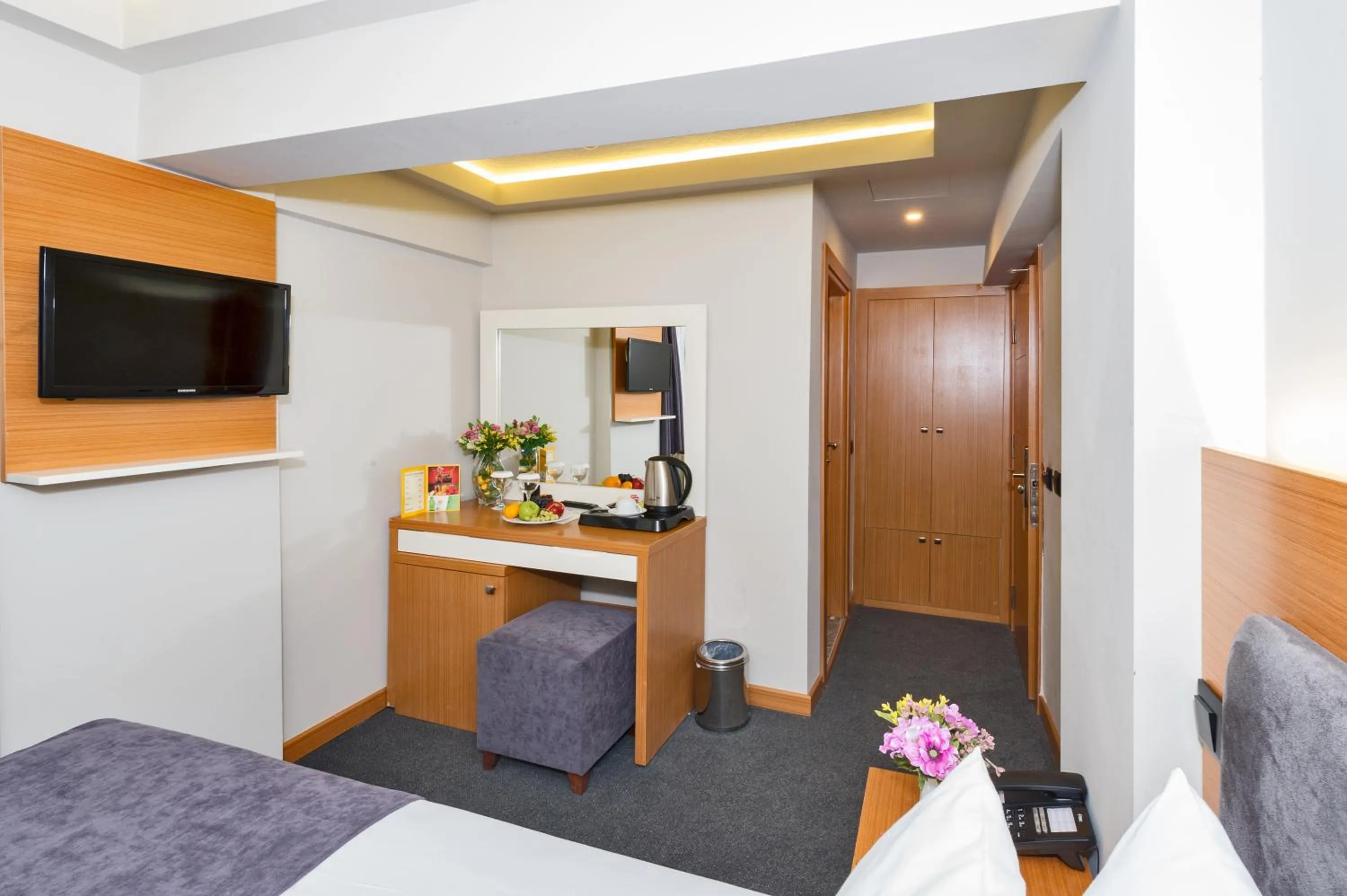 Bedroom, TV/Entertainment Center in Bergama Hotel