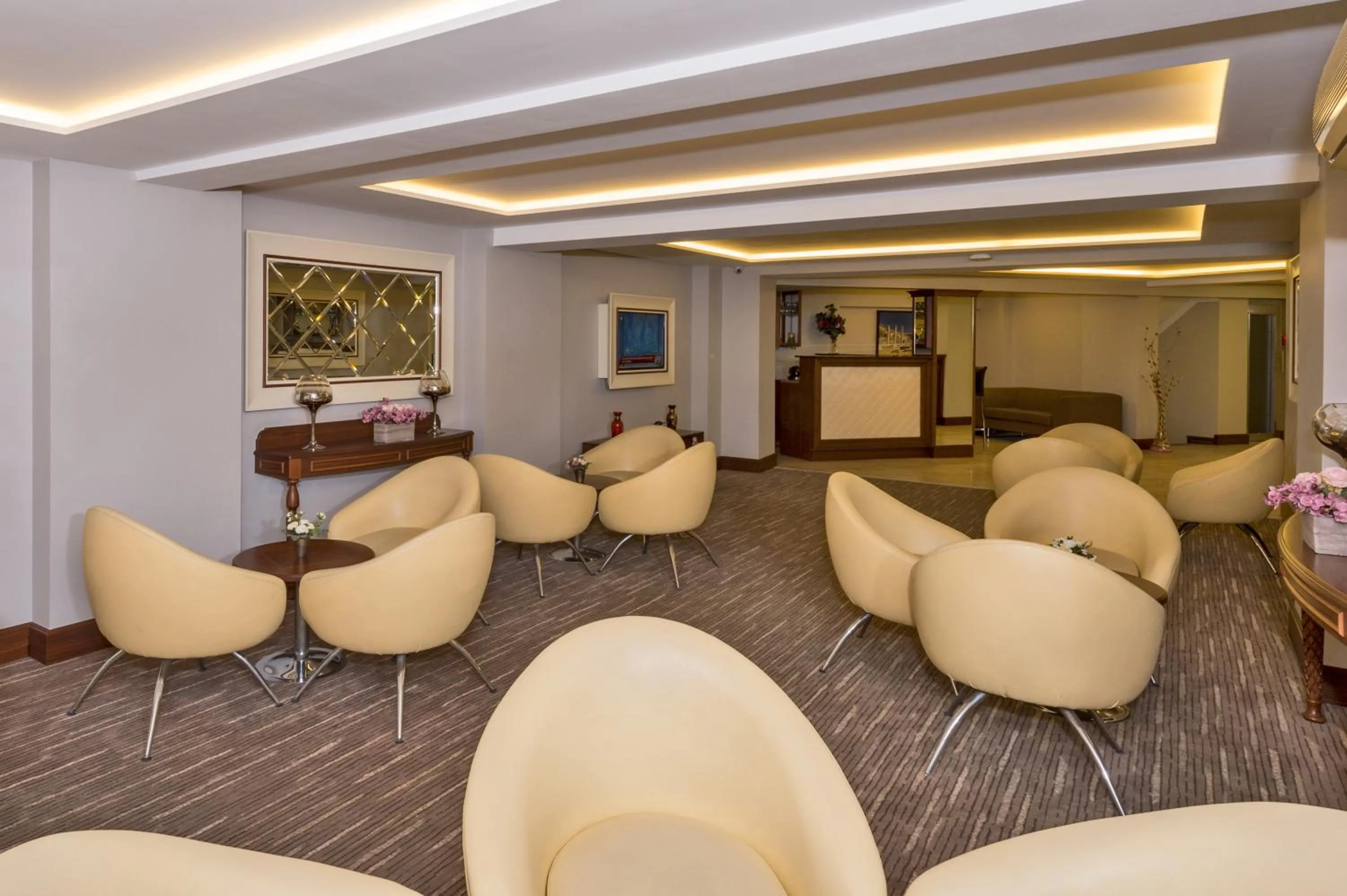 Lobby or reception, Lounge/Bar in Bergama Hotel