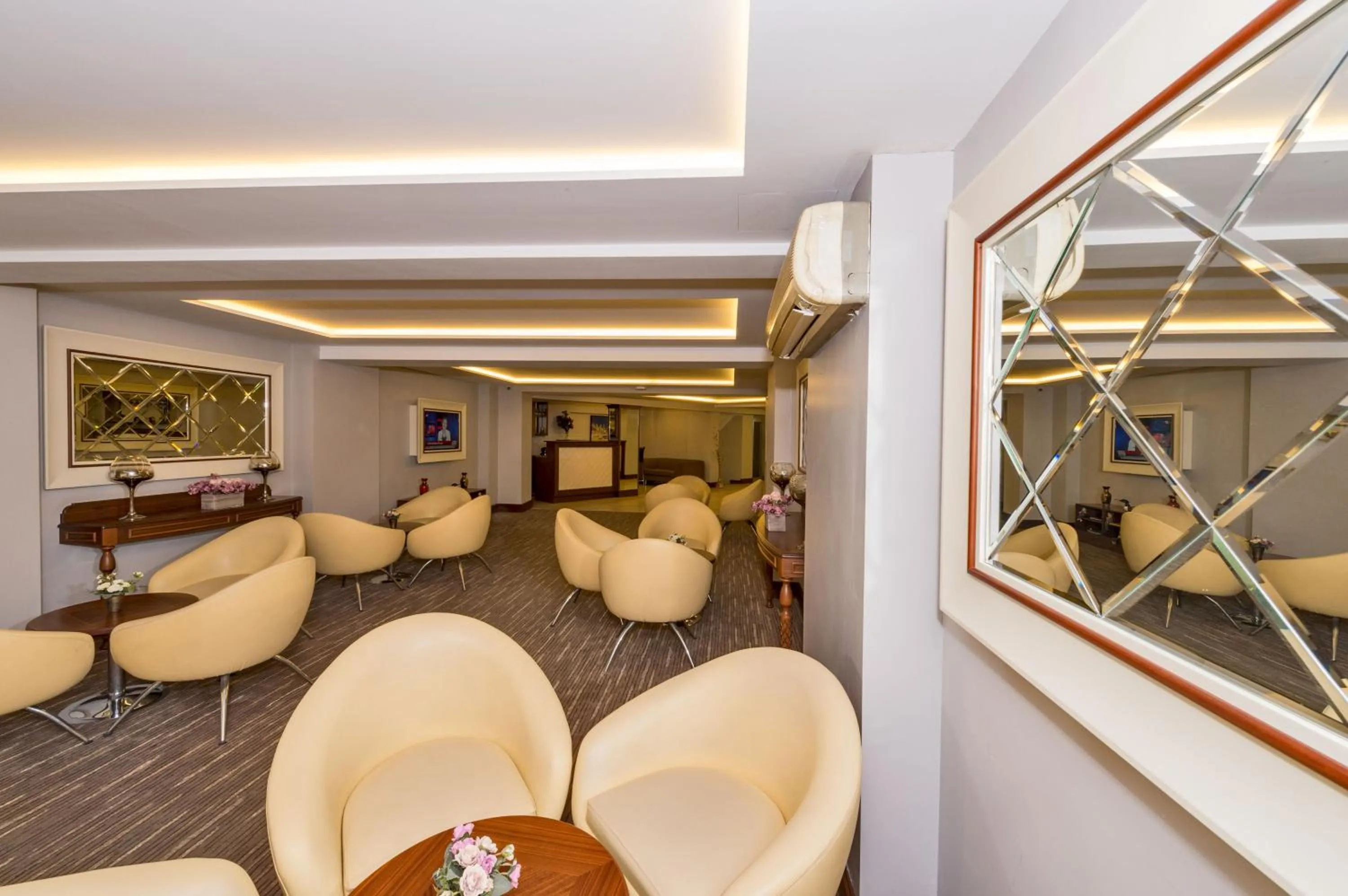Lobby or reception, Lounge/Bar in Bergama Hotel