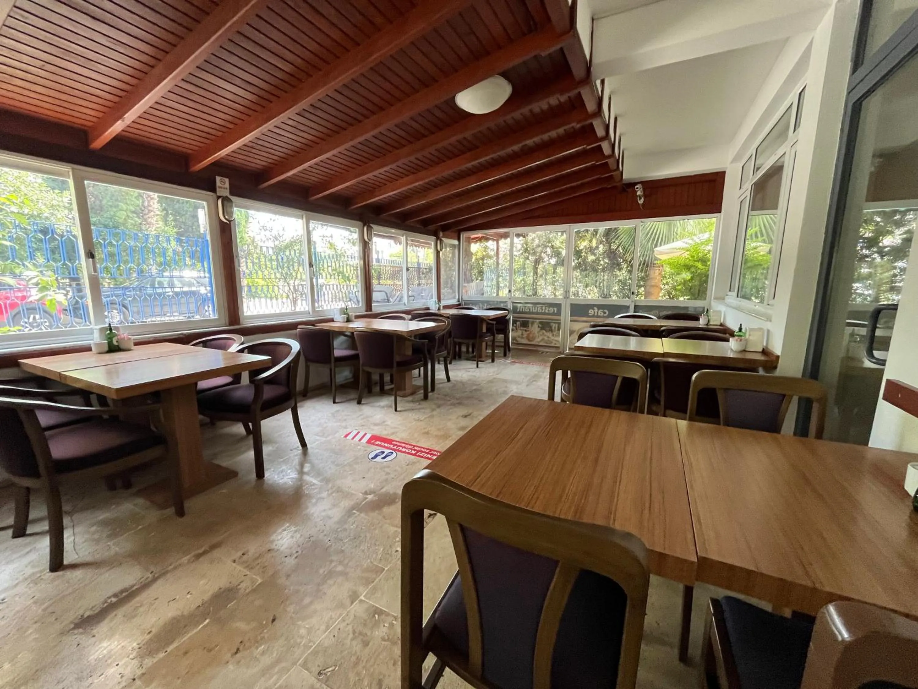 Restaurant/places to eat in Hotel Lunay