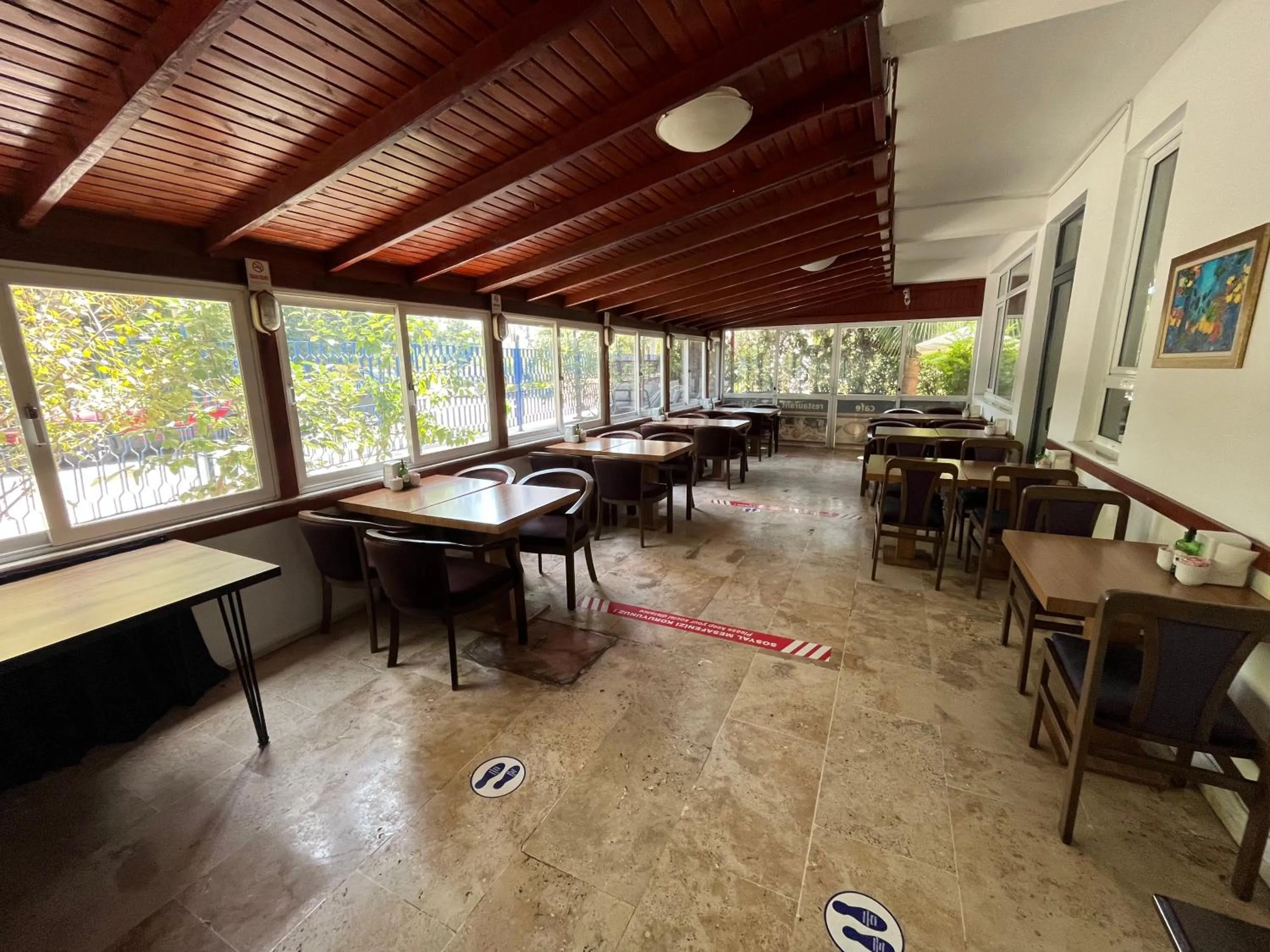 Restaurant/places to eat in Hotel Lunay