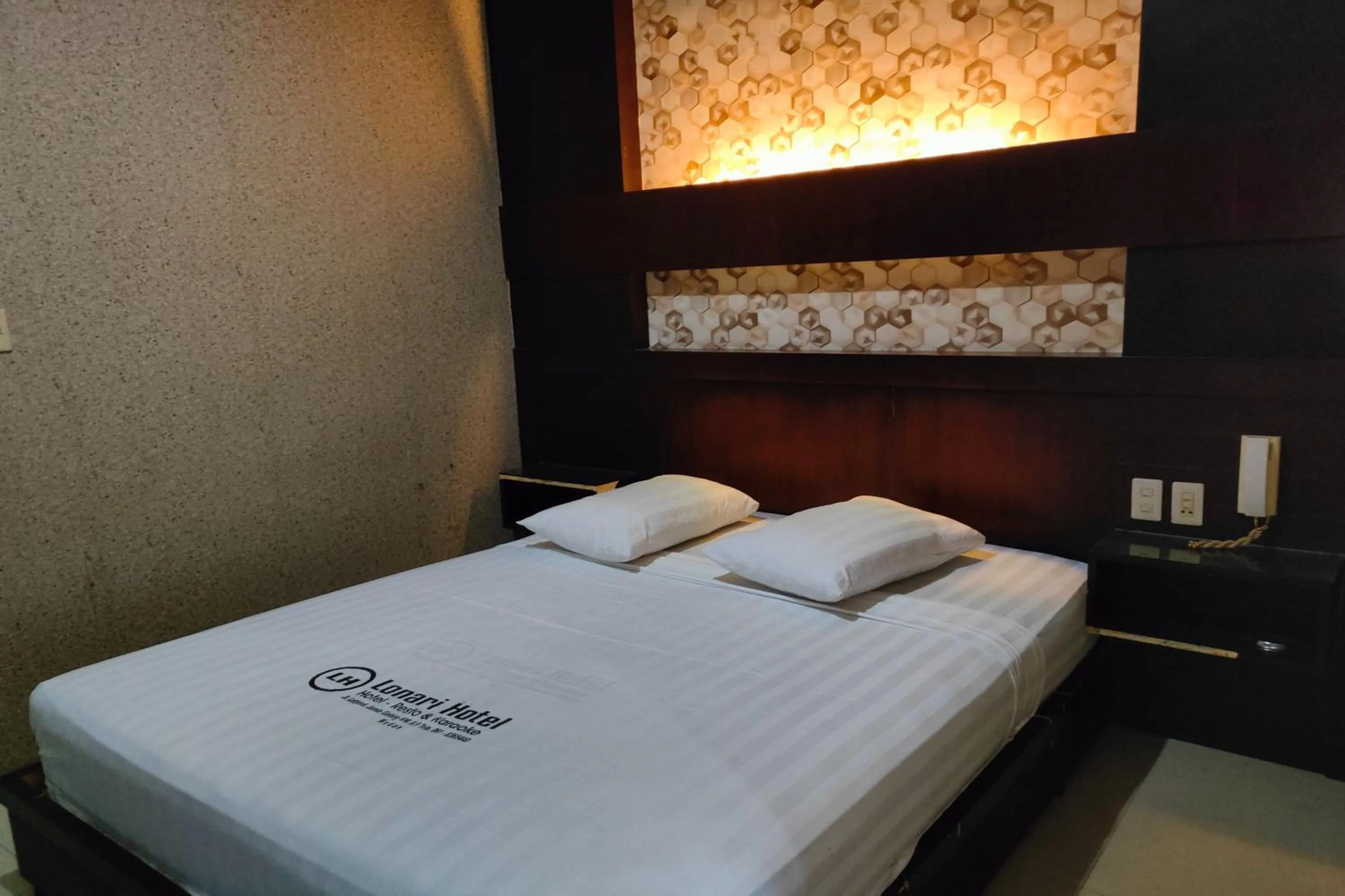 Bedroom, Bed in Lonari Hotel