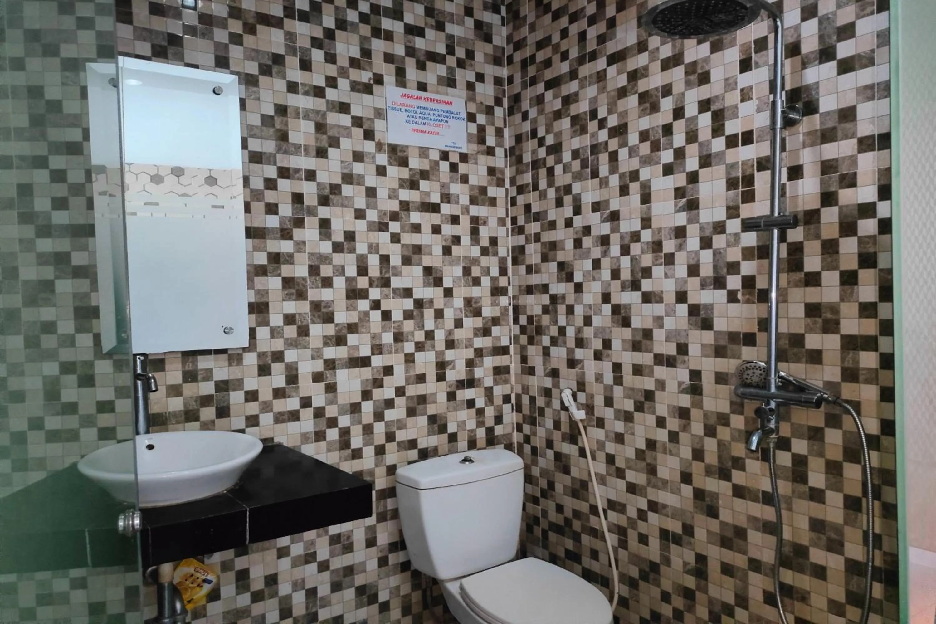 Bathroom in Lonari Hotel