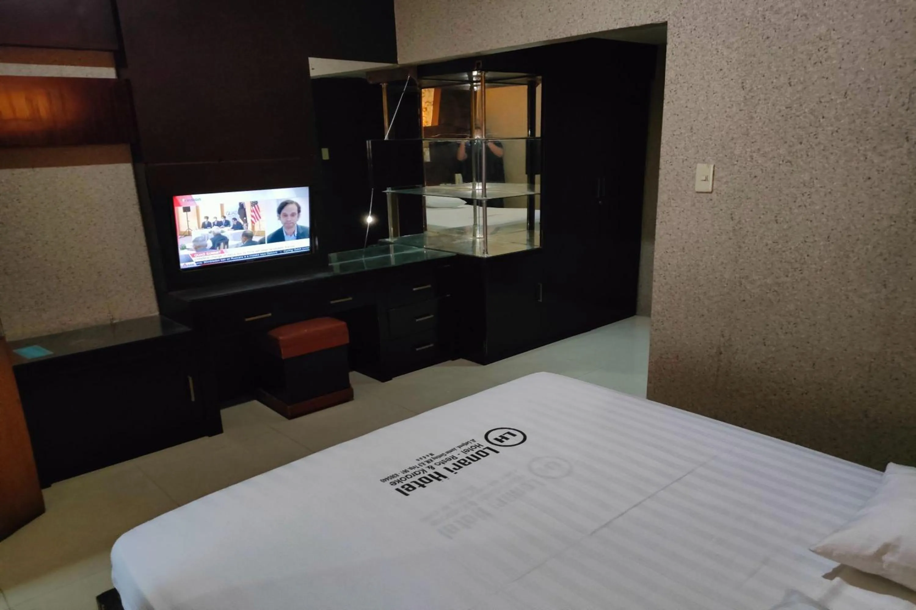 TV and multimedia, Bed in Lonari Hotel