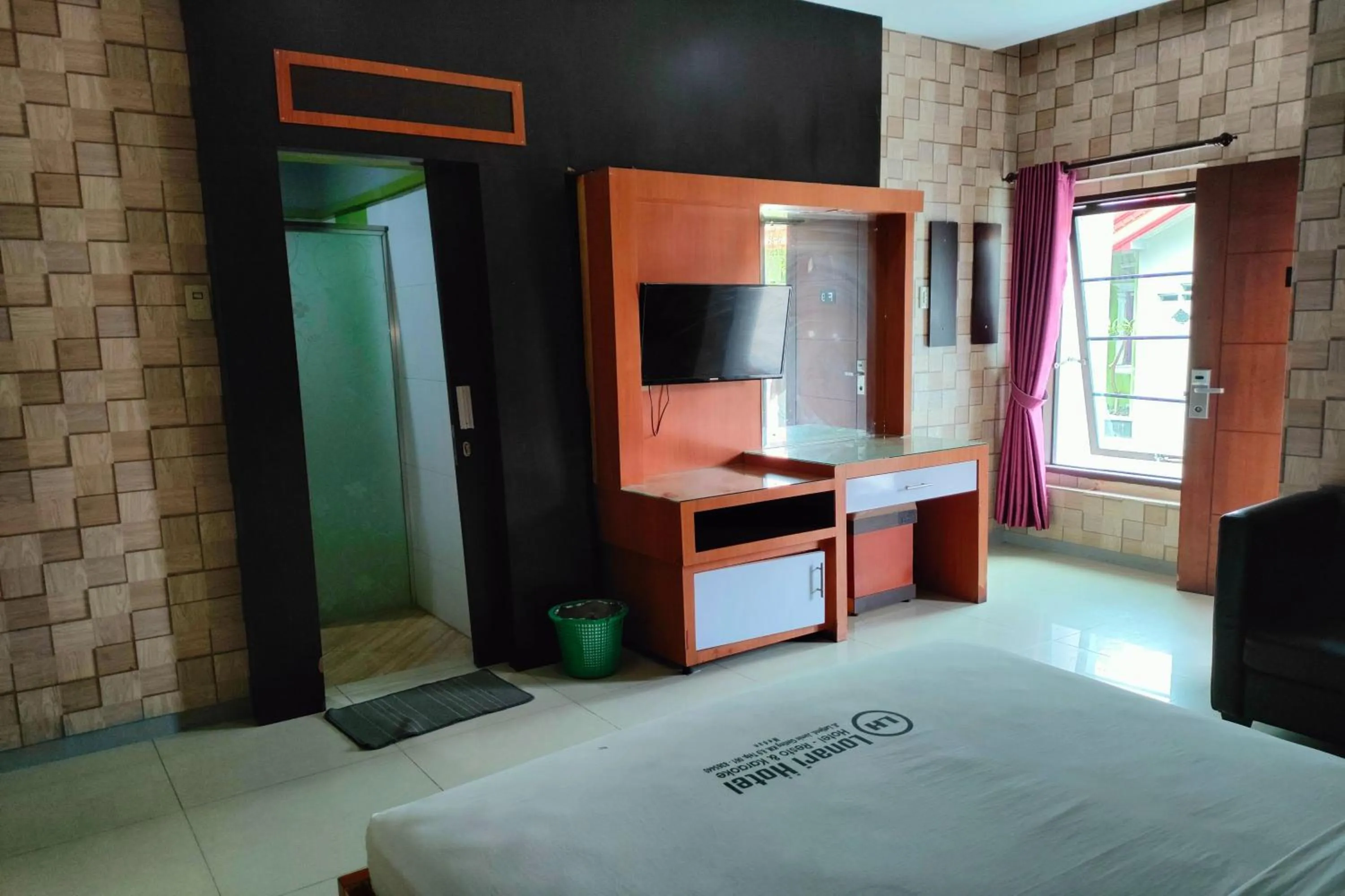 TV and multimedia, Bed in Lonari Hotel