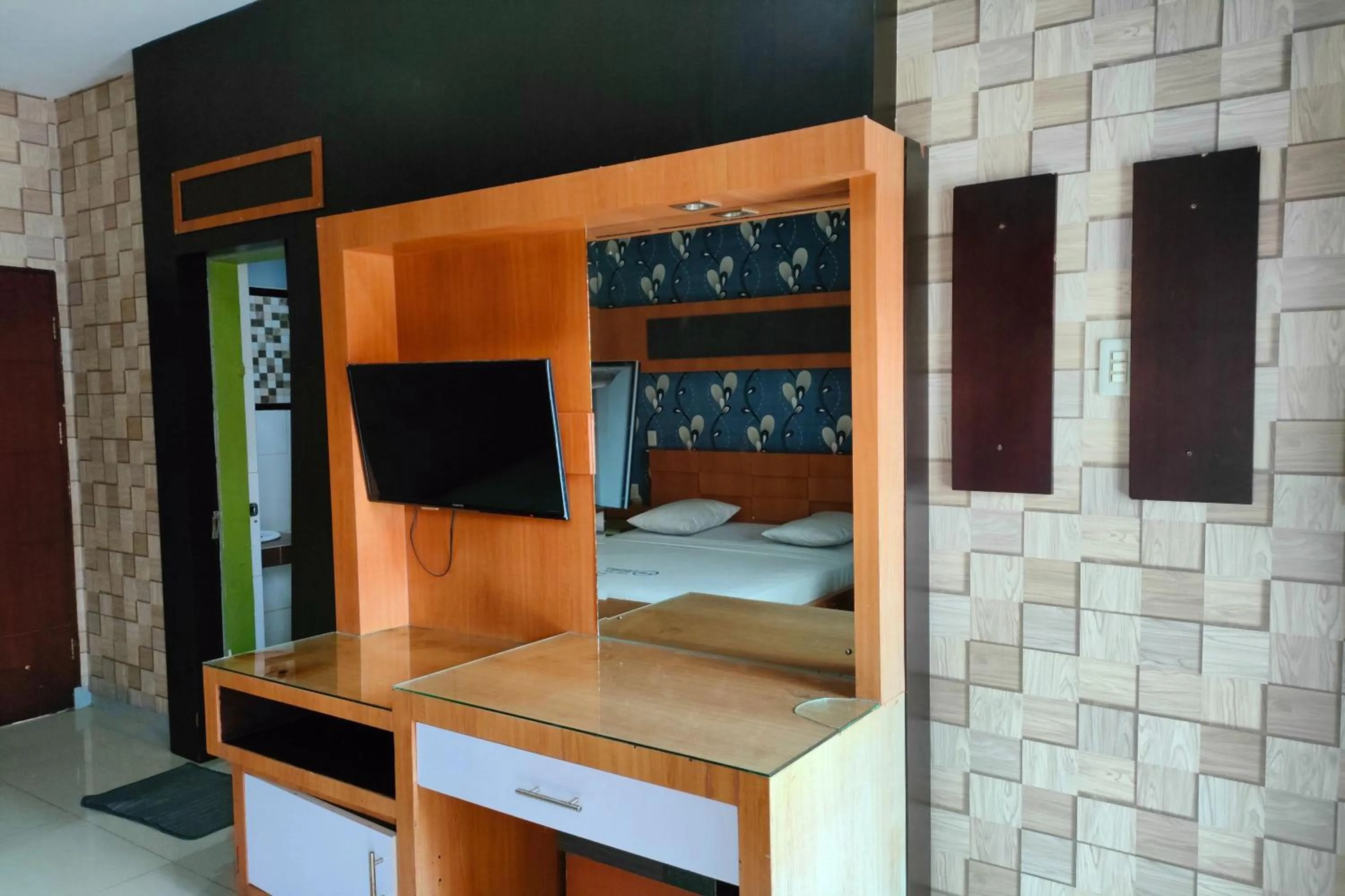 TV and multimedia, Bed in Lonari Hotel