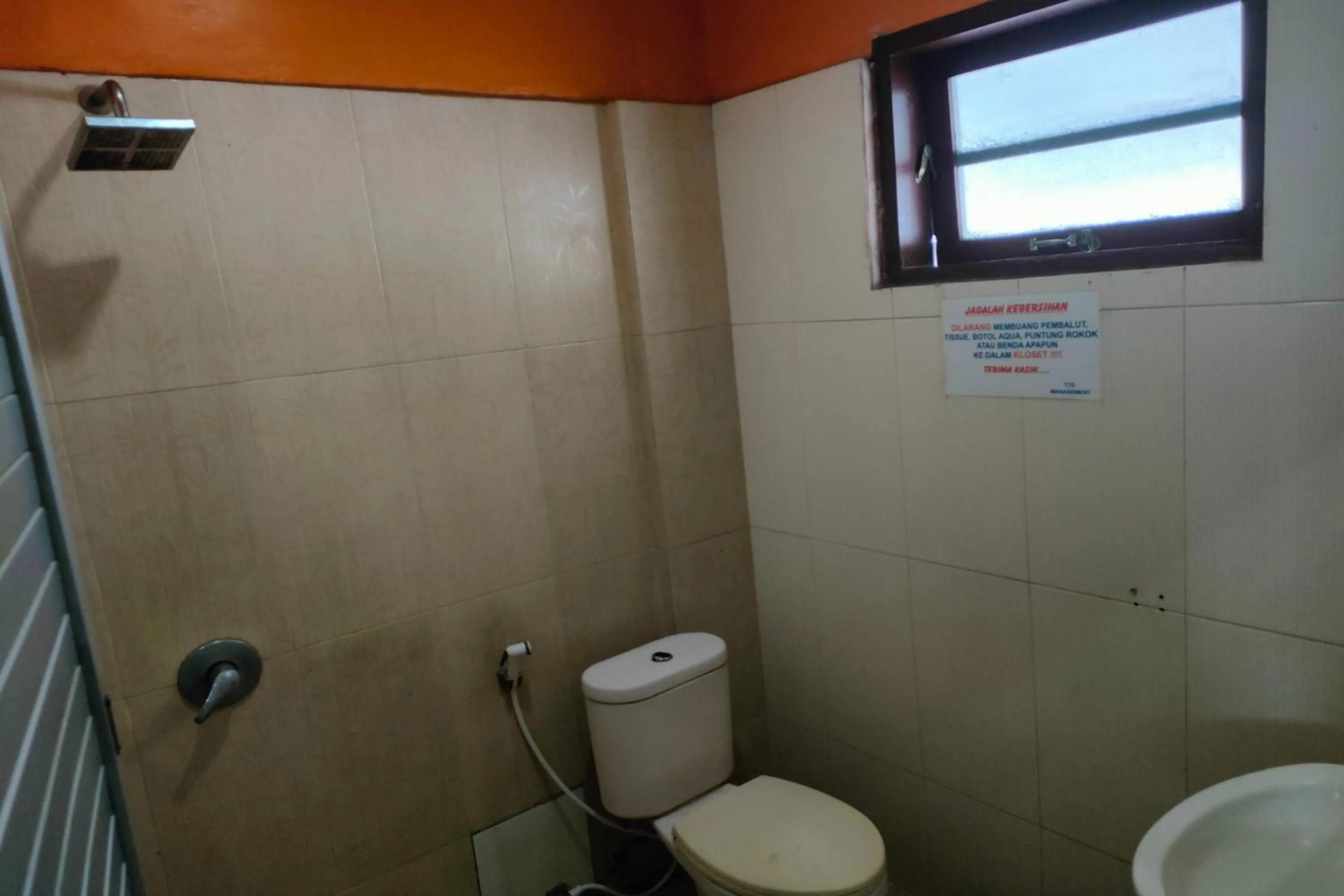 Bathroom in Lonari Hotel