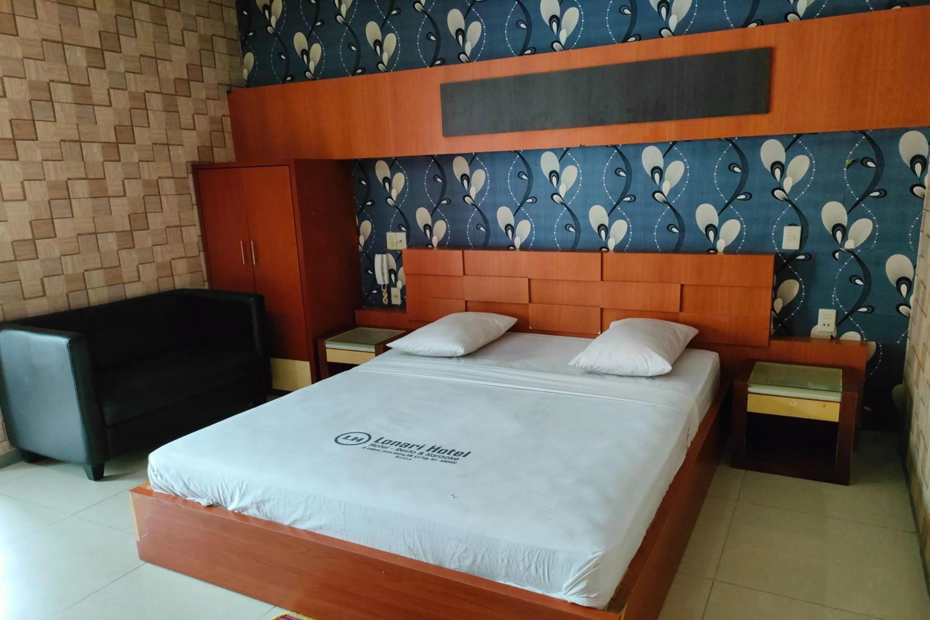 Bedroom, Bed in Lonari Hotel