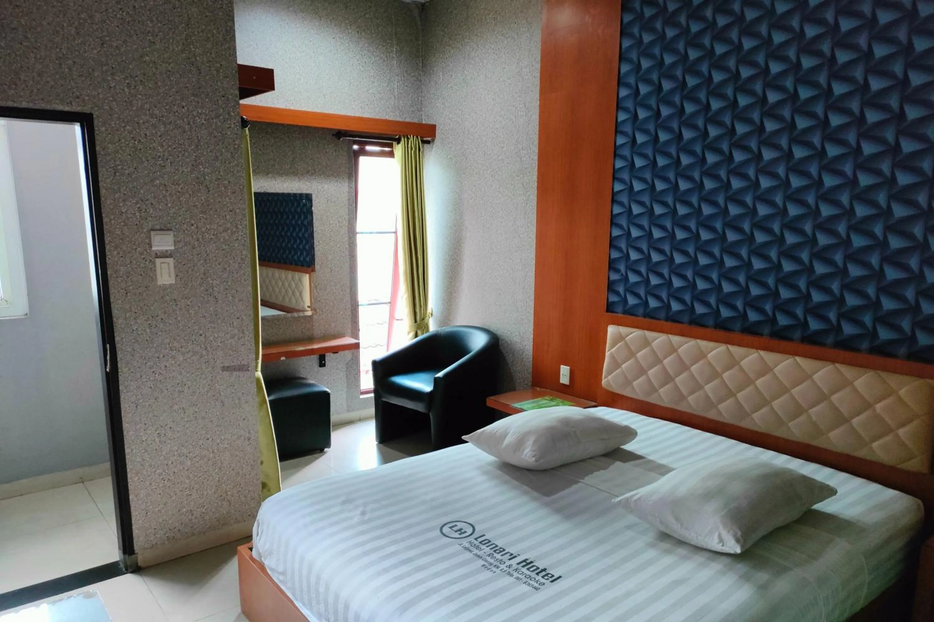 Bedroom, Bed in Lonari Hotel