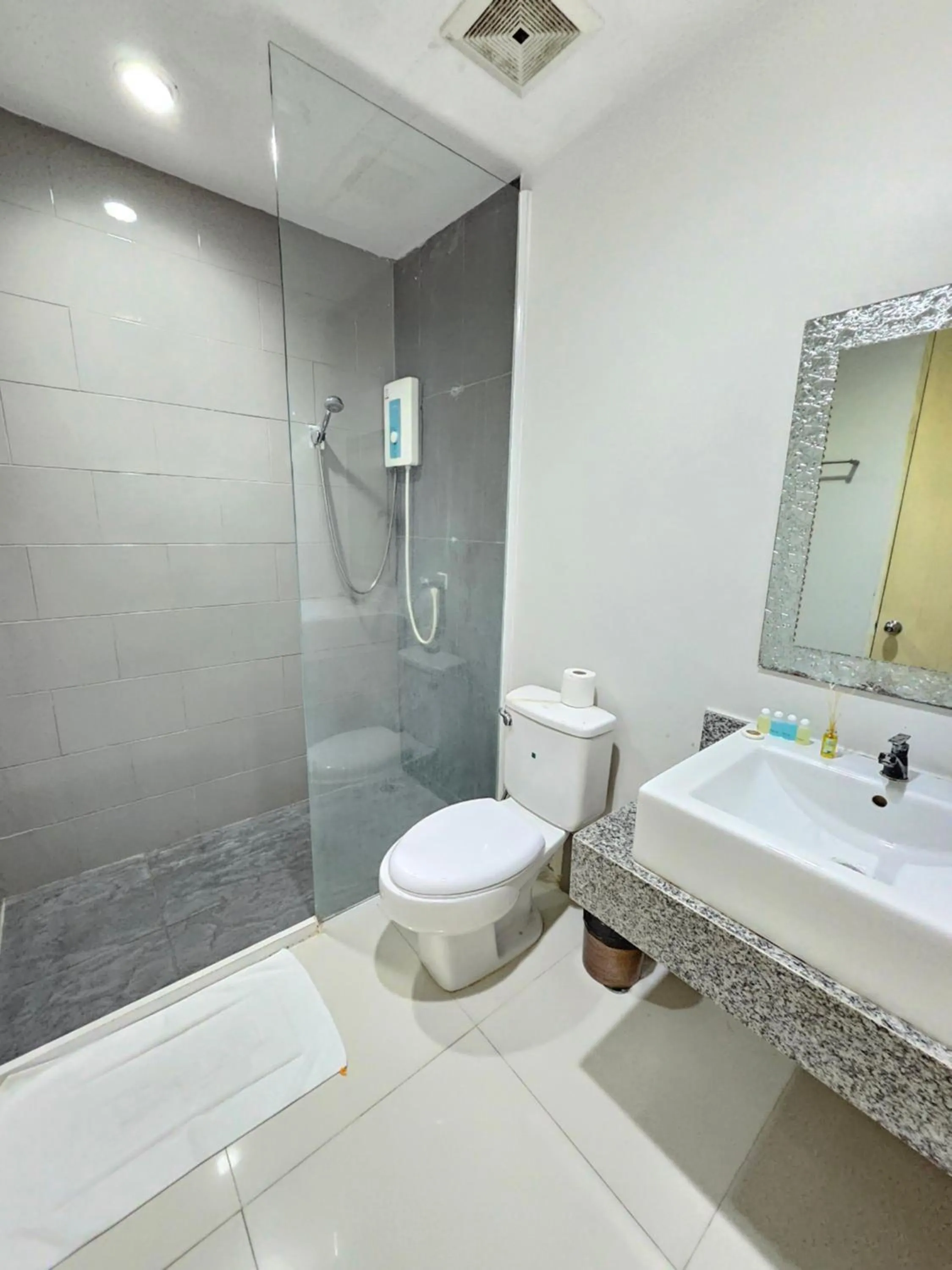 Shower in La Xenia Hotel Kata Beach