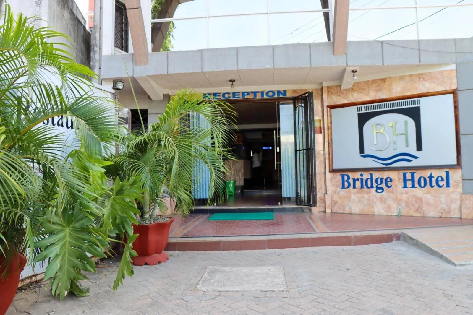 Facade/entrance in Bridge Hotel Mombasa
