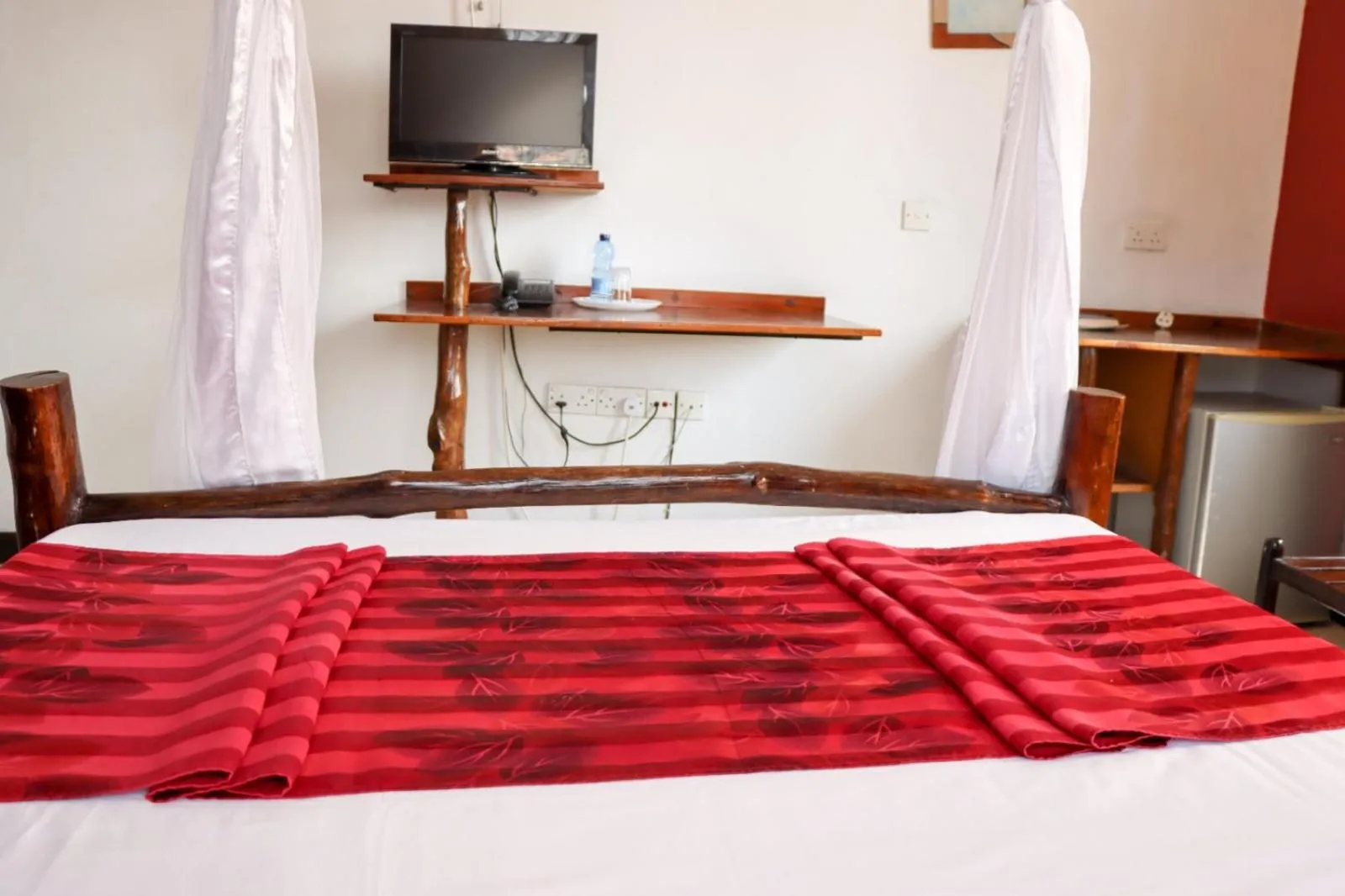 Communal lounge/ TV room, Bed in Bridge Hotel Mombasa
