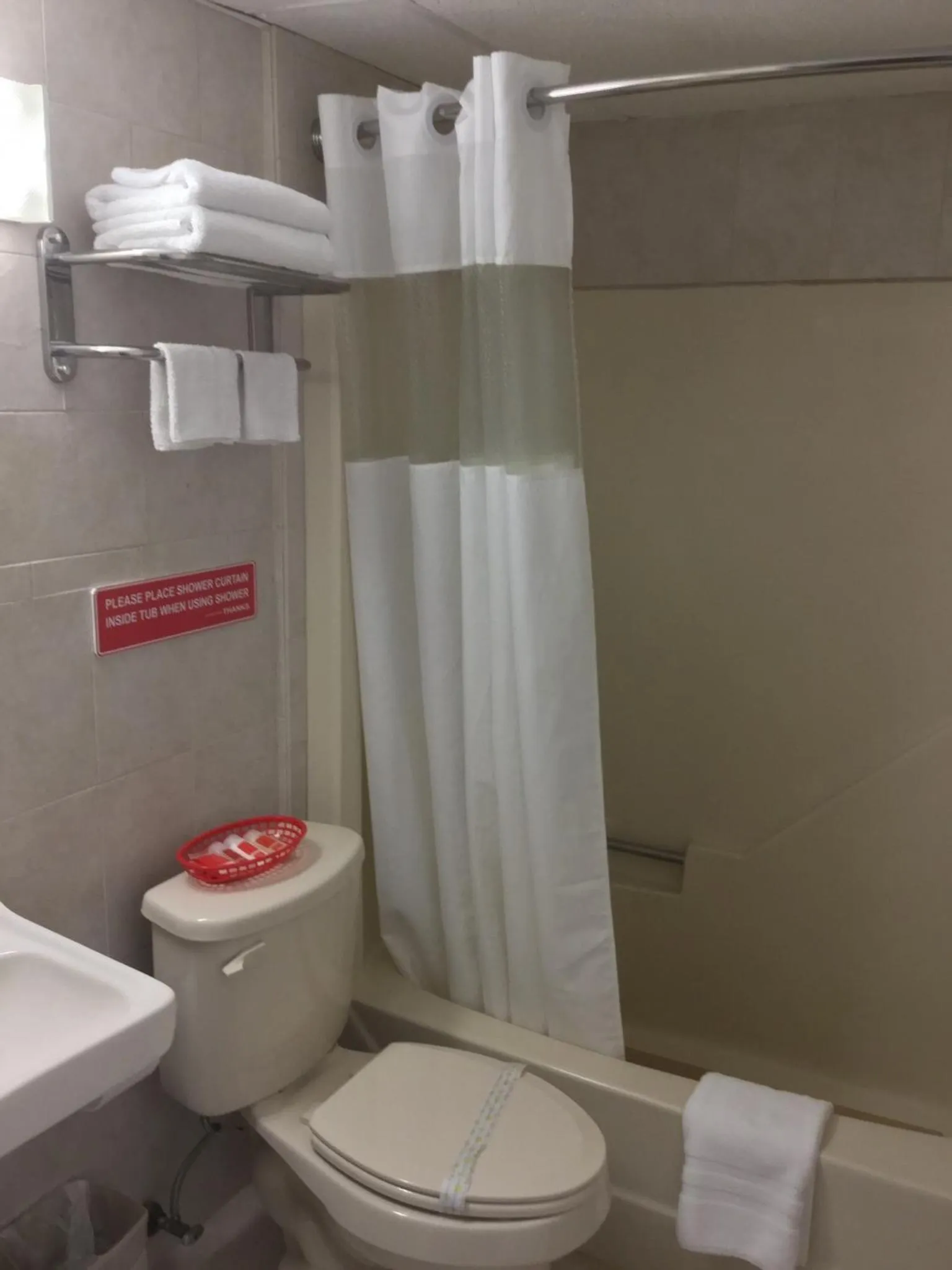 Bathroom in Red Carpet Inn-Bridgeton/Vineland