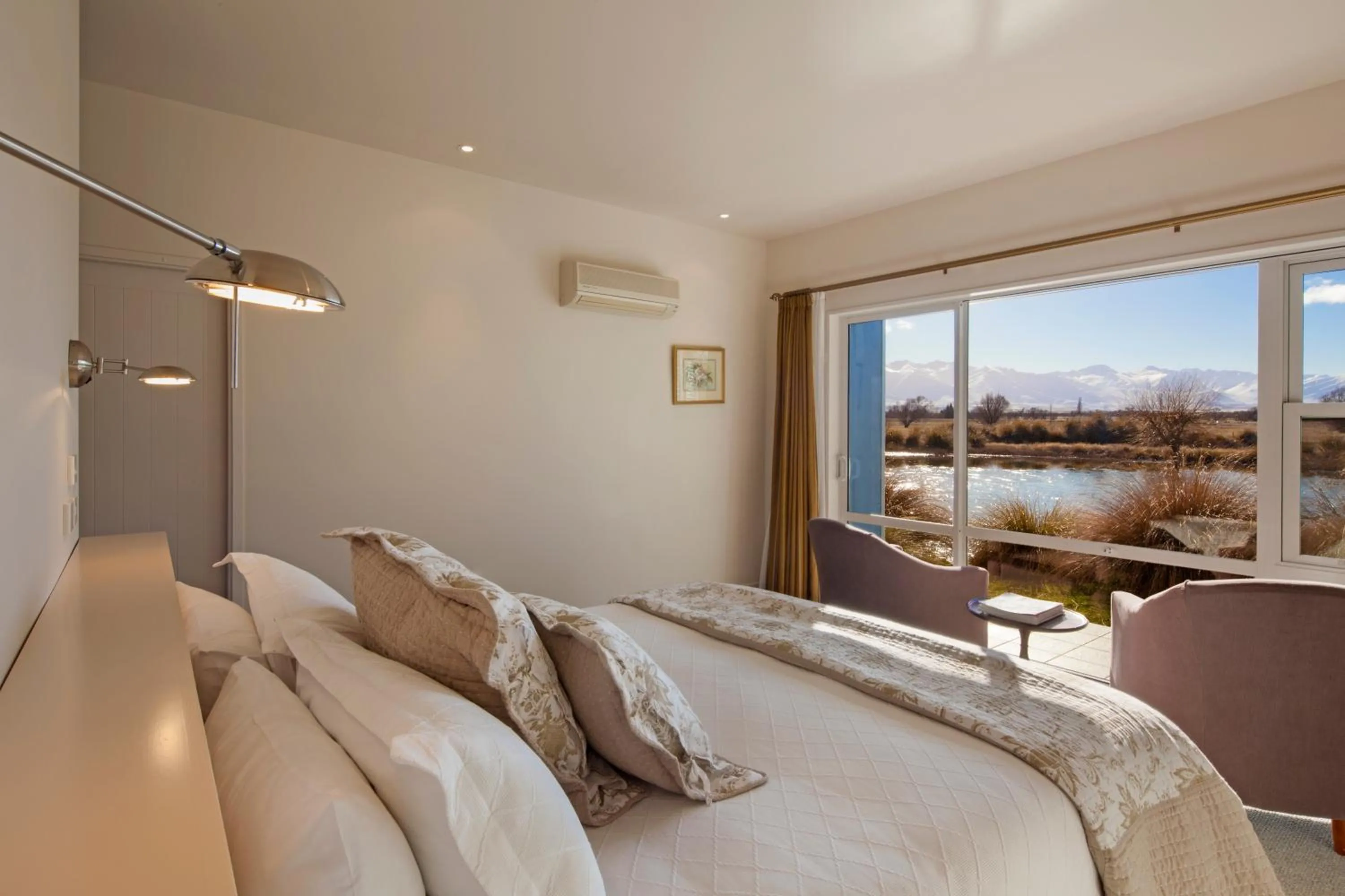 Photo of the whole room, Bed in Matuka Lodge