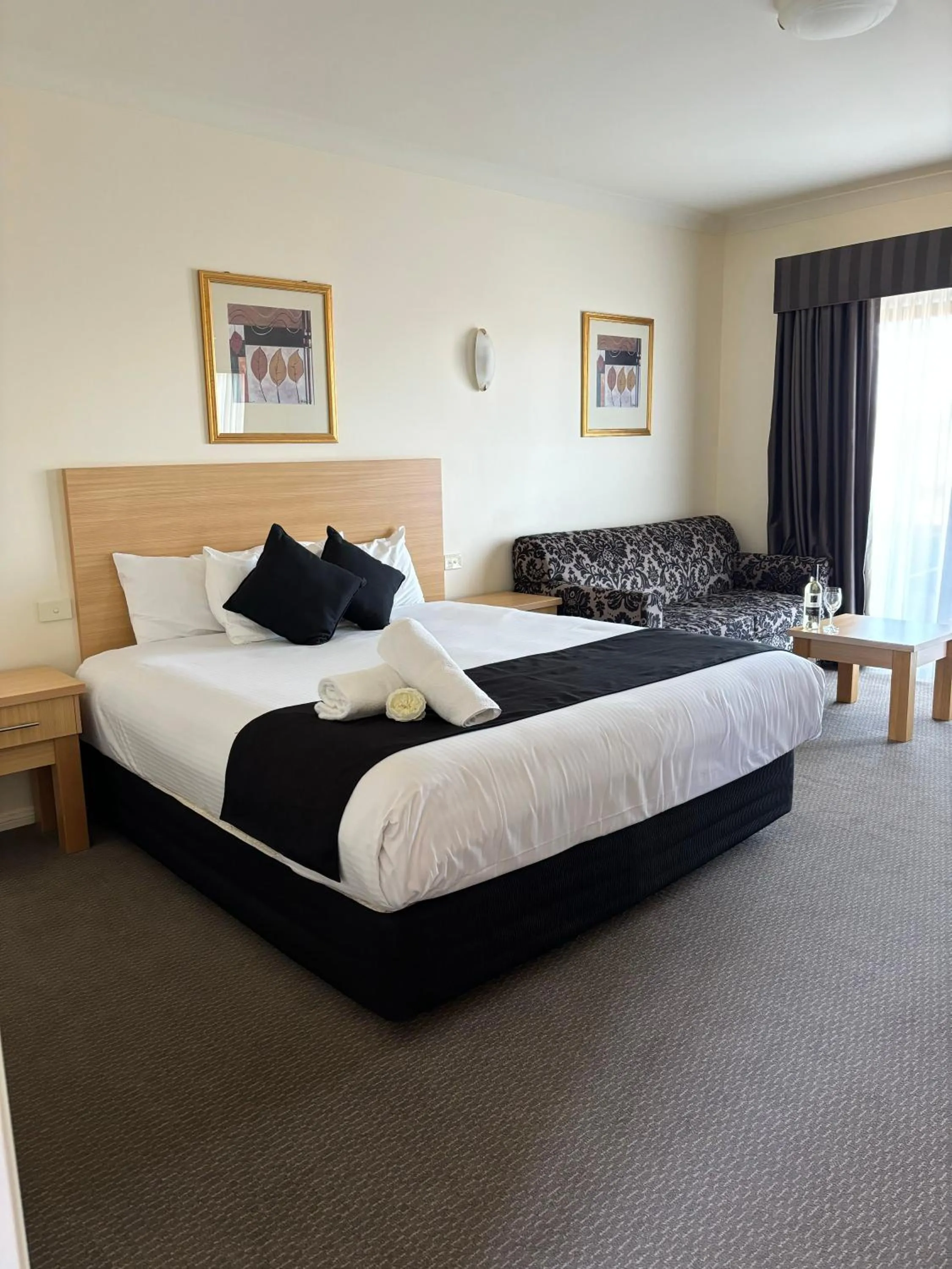 Photo of the whole room, Bed in Turners Vineyard Motel