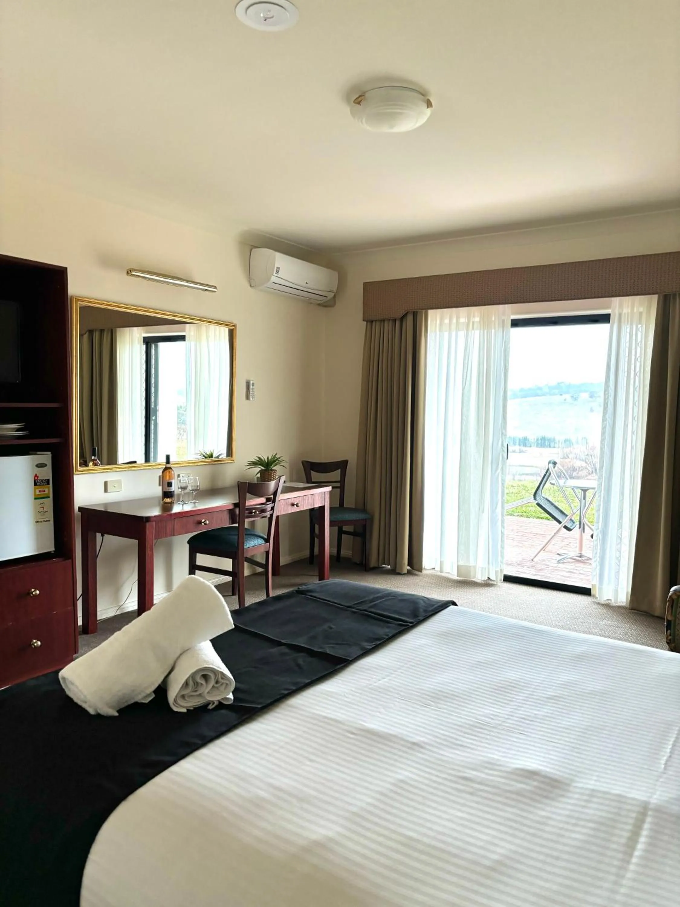 Photo of the whole room, Bed in Turners Vineyard Motel