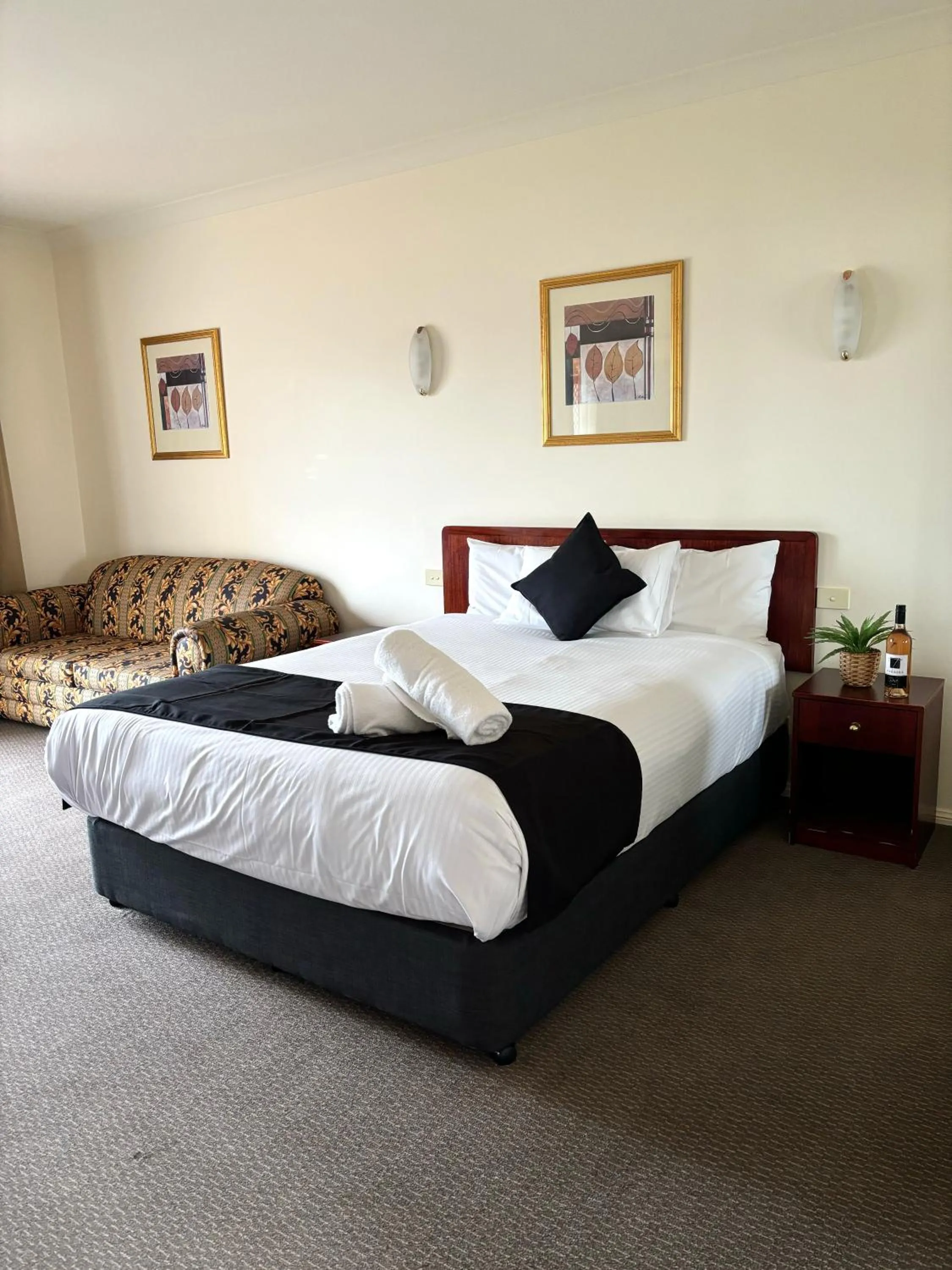 Photo of the whole room, Bed in Turners Vineyard Motel