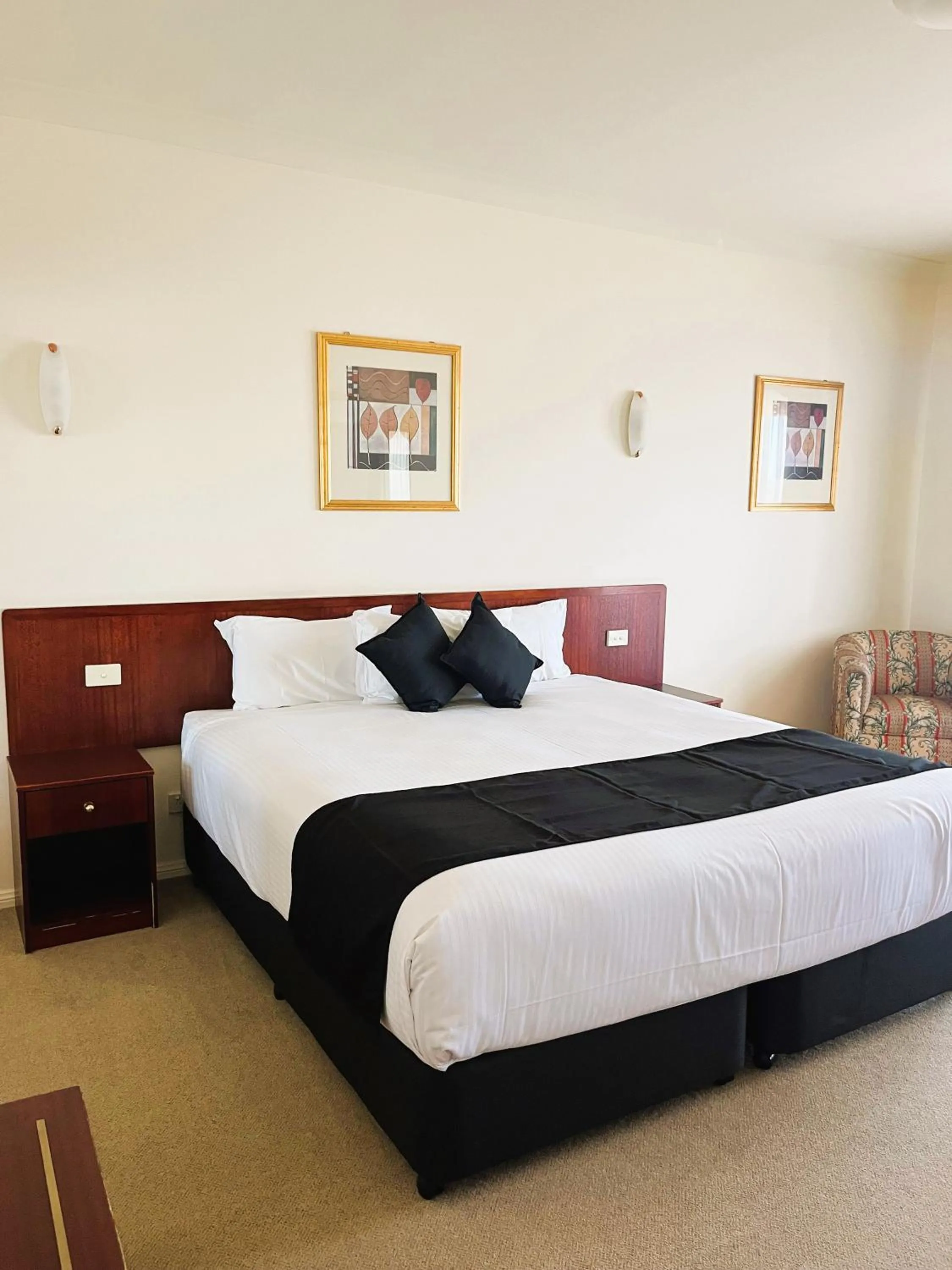 Photo of the whole room, Bed in Turners Vineyard Motel