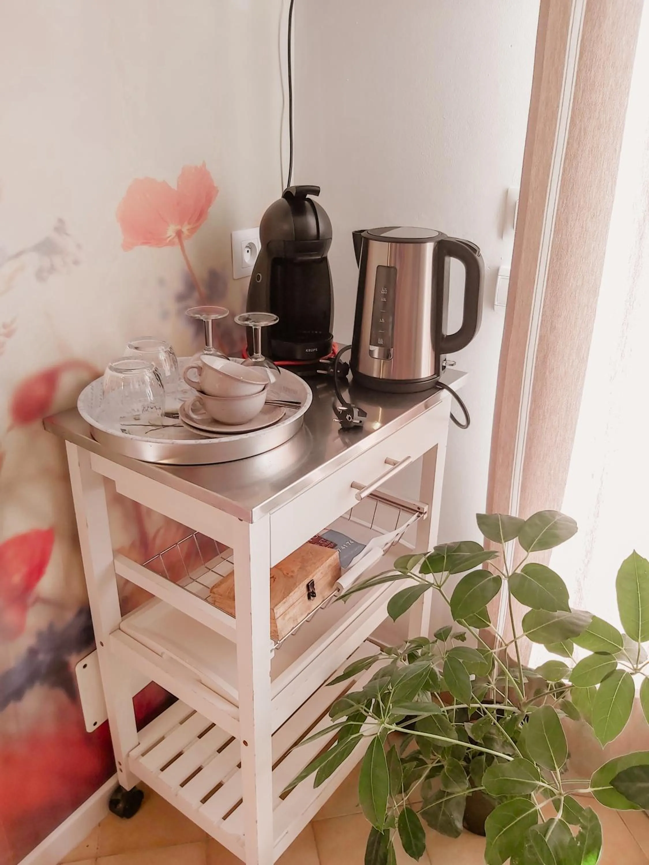 Coffee/tea facilities, TV/Entertainment Center in Etoilevacances Chambres d hotes Campagne en Lavande