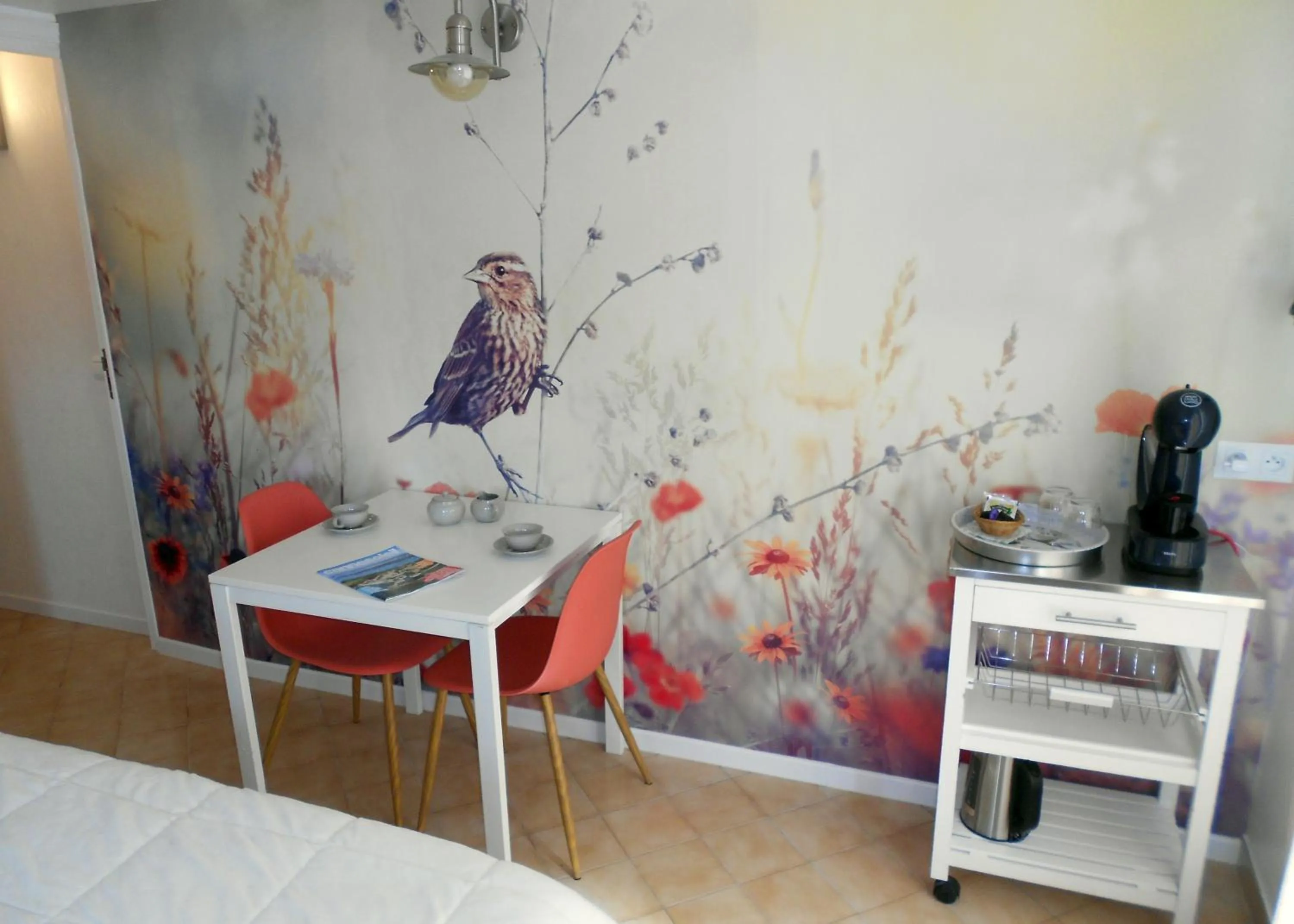 Coffee/tea facilities, Restaurant/Places to Eat in Etoilevacances Chambres d hotes Campagne en Lavande