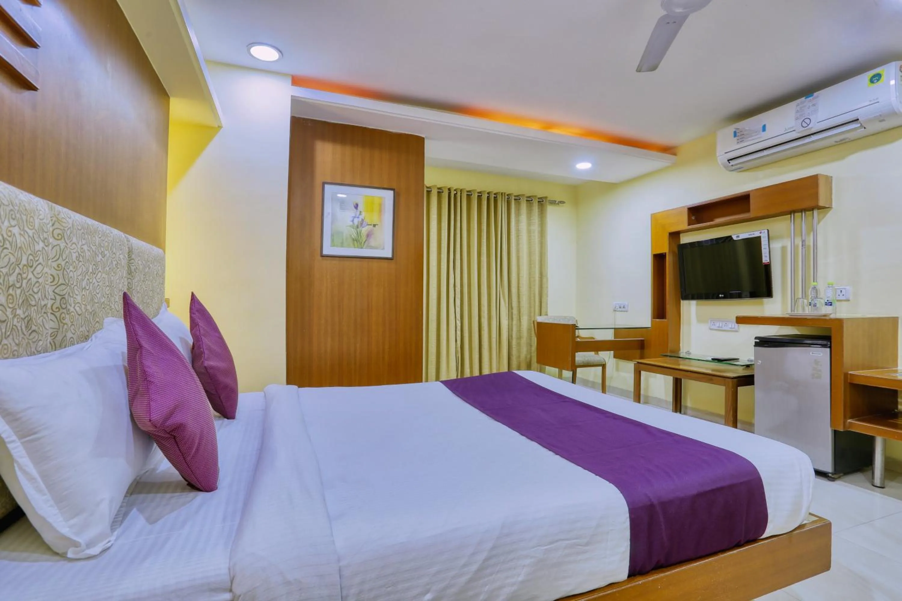 Bed in Hotel Amrit Residency