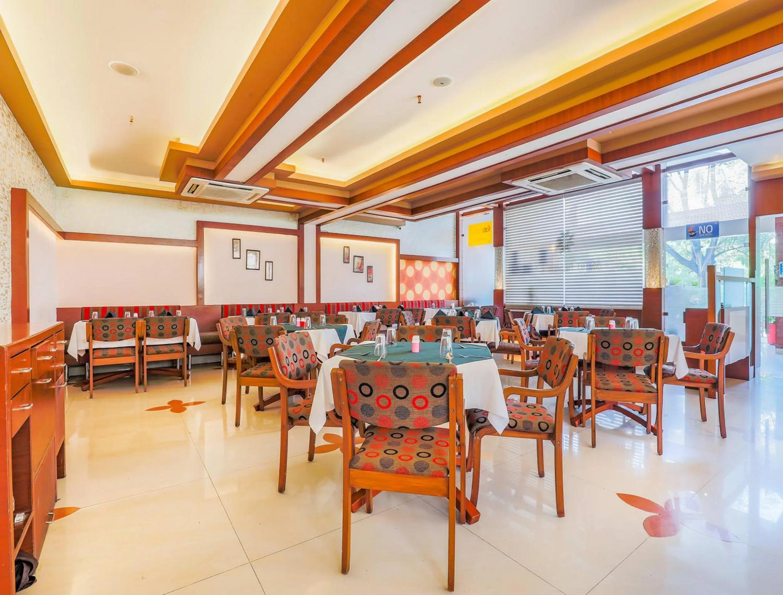 Restaurant/places to eat in Hotel Amrit Residency