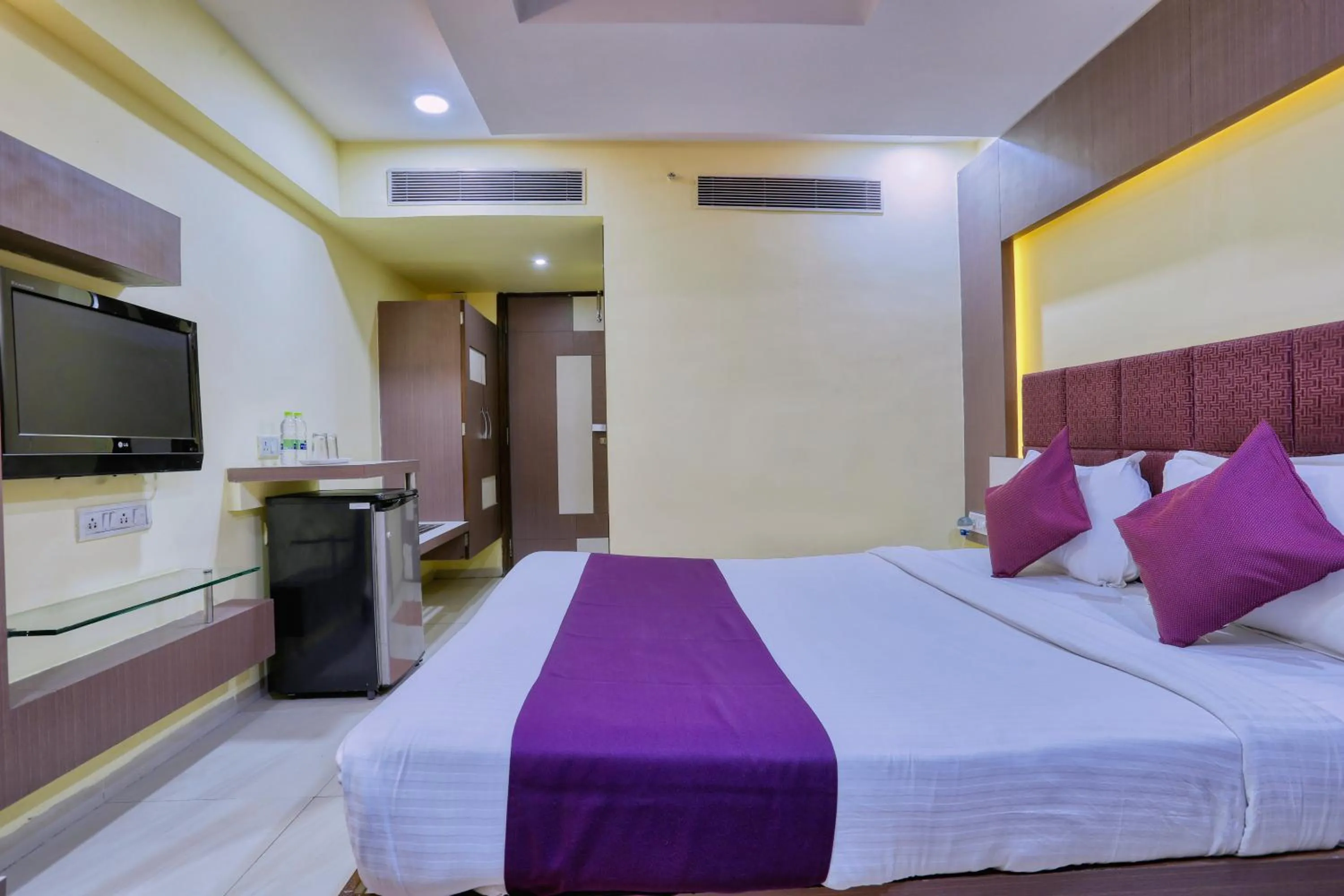 Communal lounge/ TV room in Hotel Amrit Residency