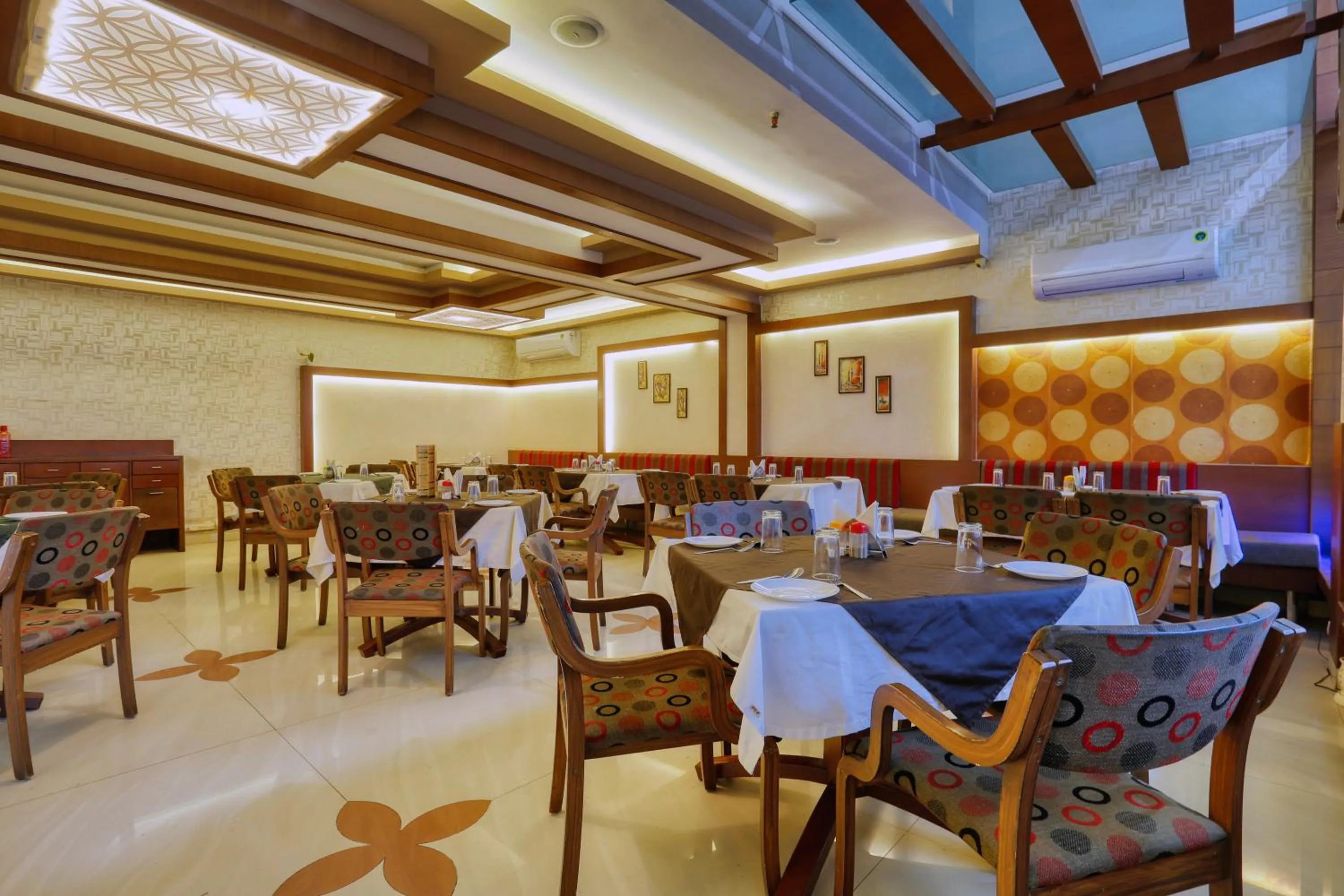 Restaurant/places to eat in Hotel Amrit Residency