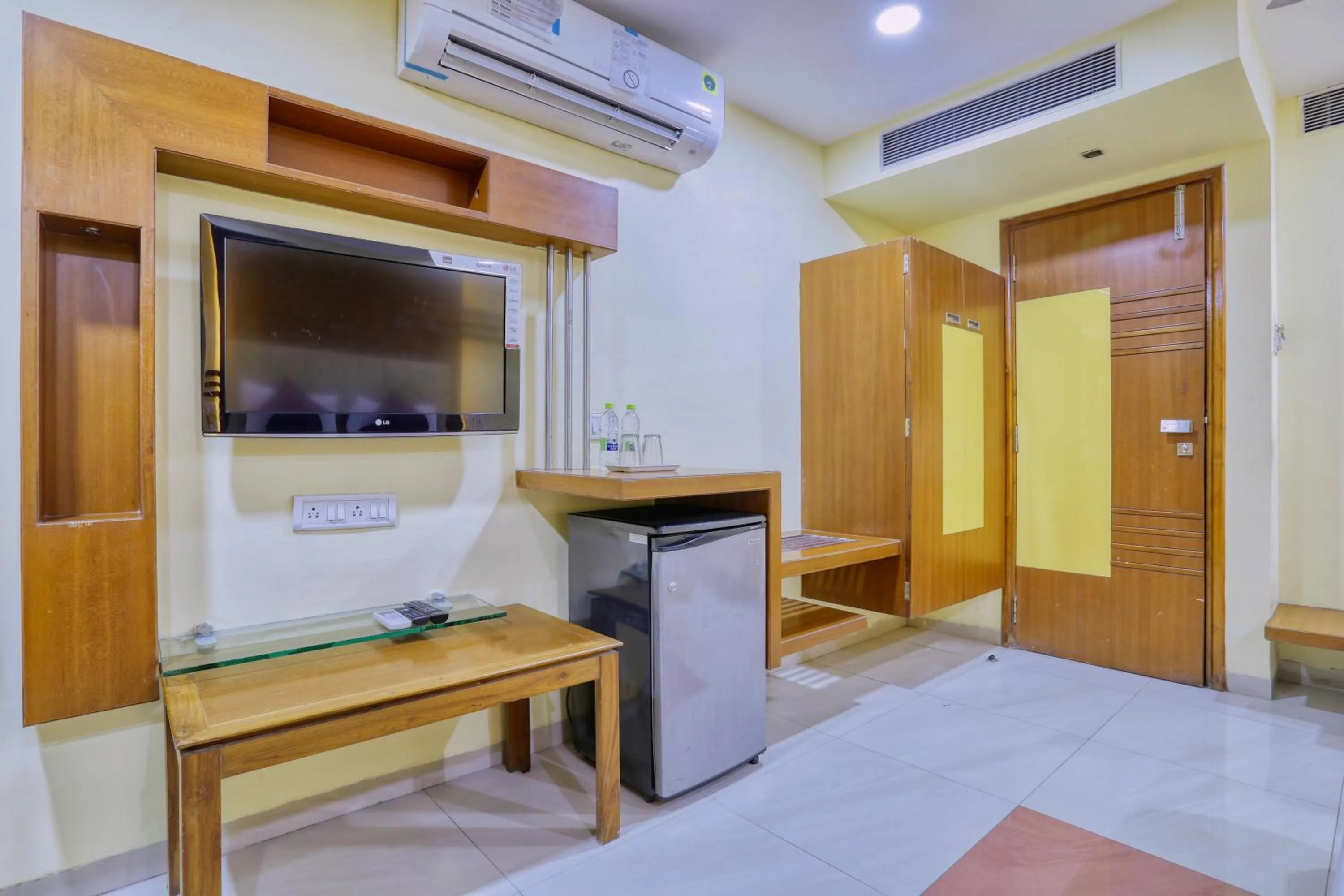 TV and multimedia in Hotel Amrit Residency