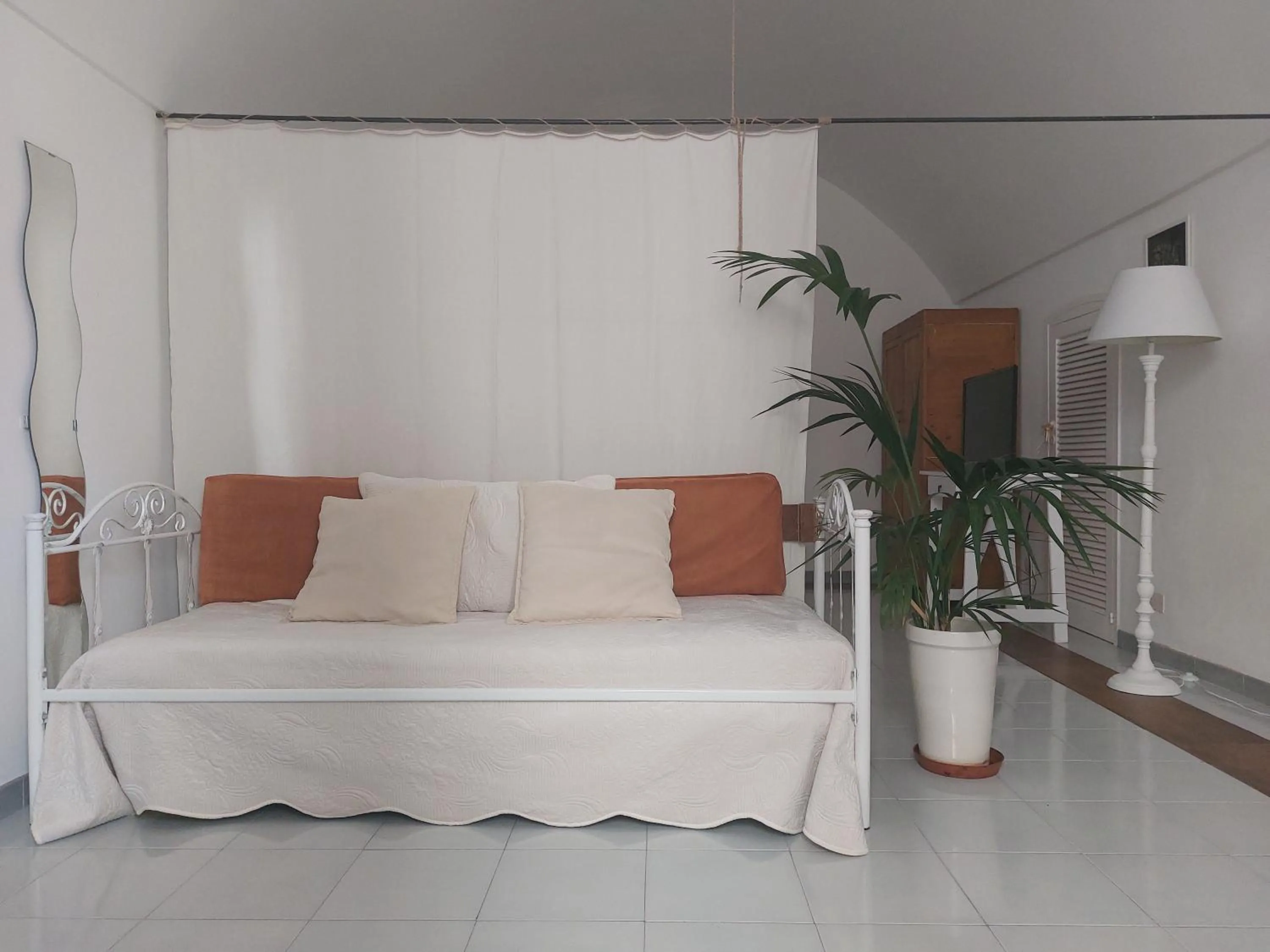 Photo of the whole room, Bed in Sea and Tradition b&b