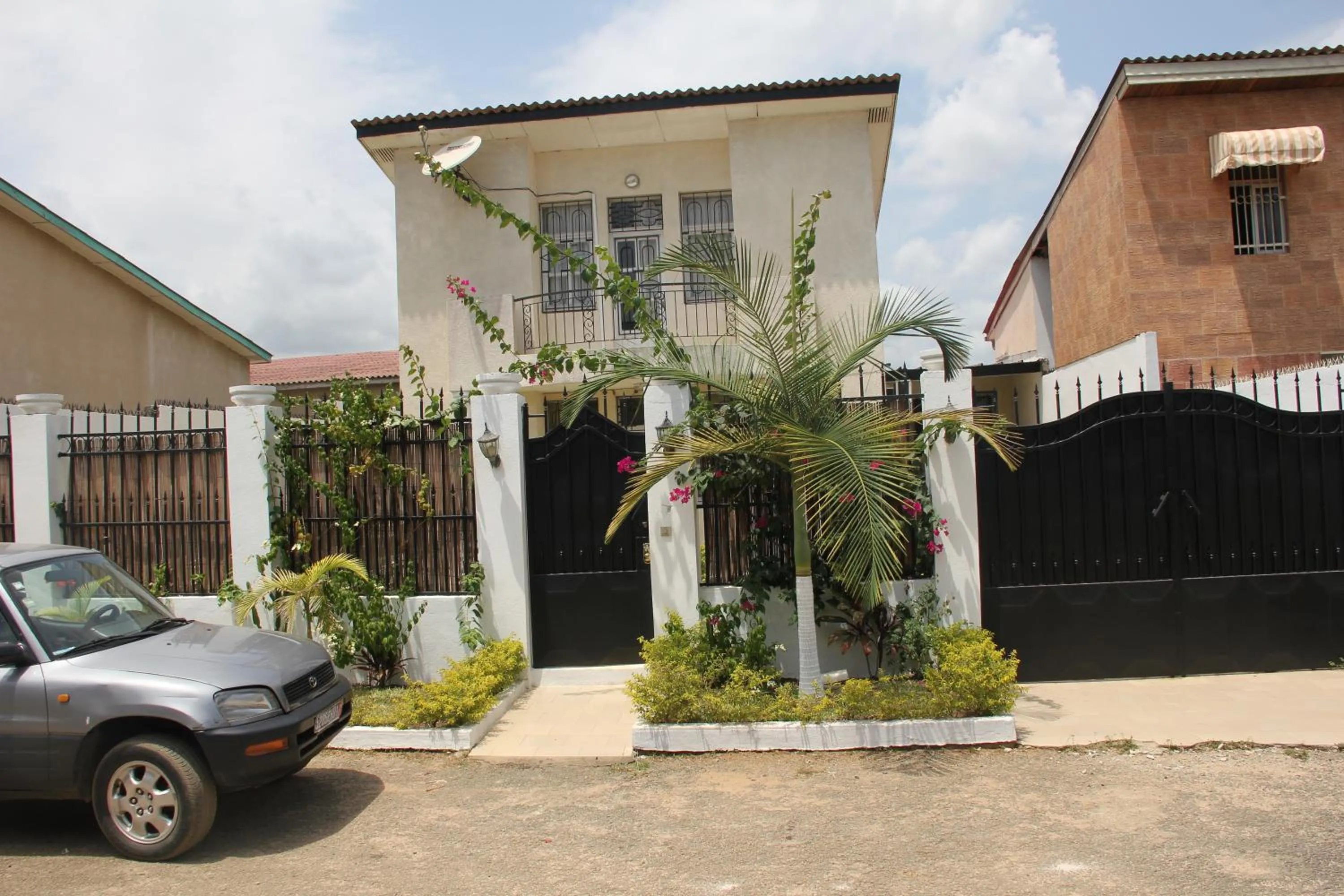 Property building in Residences Hotels Sejours Affaires