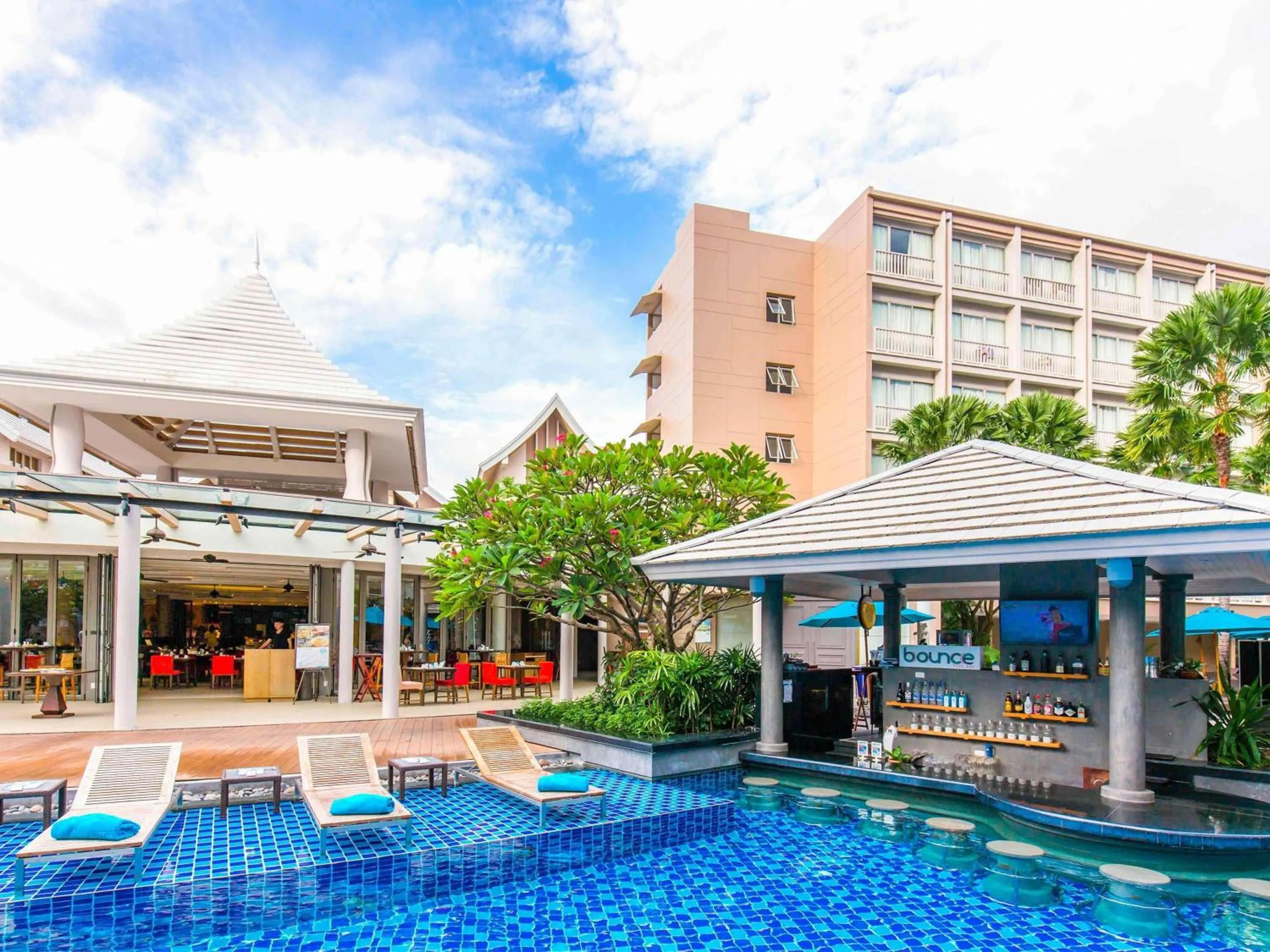 Lounge or bar in Grand Mercure Phuket Patong